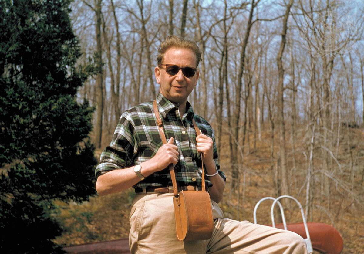 Dag Hammarskjöld in de buurt van zijn vakantiehuis in Brewster, New York, in april 1957. © UN Dag Hammarskjöld in de buurt van zijn vakantiehuis in Brewster, New York, in april 1957. © UN