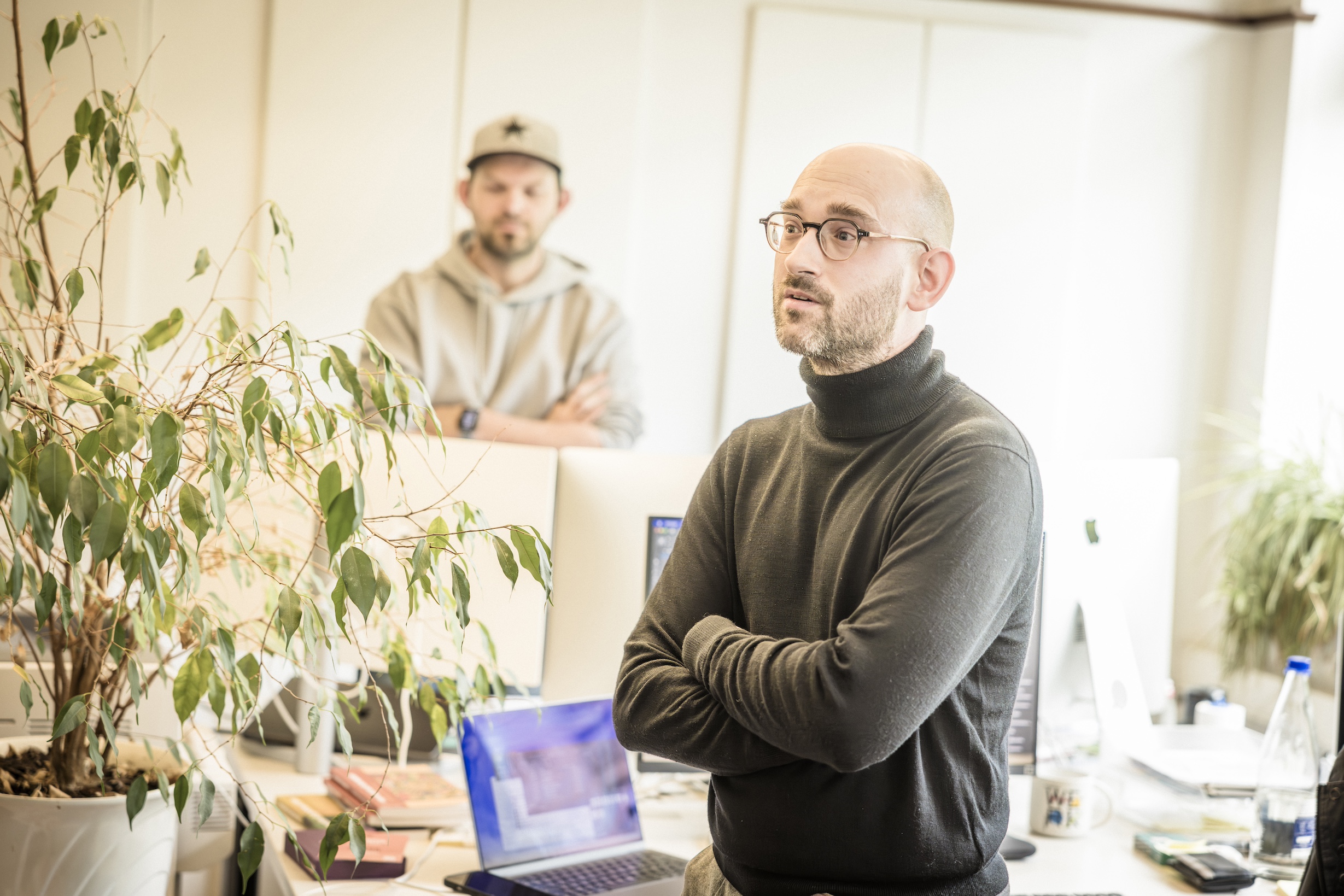 Medewerkers Andy en Kenny van de opmaakstudio. Medewerkers Andy en Kenny van de opmaakstudio.
