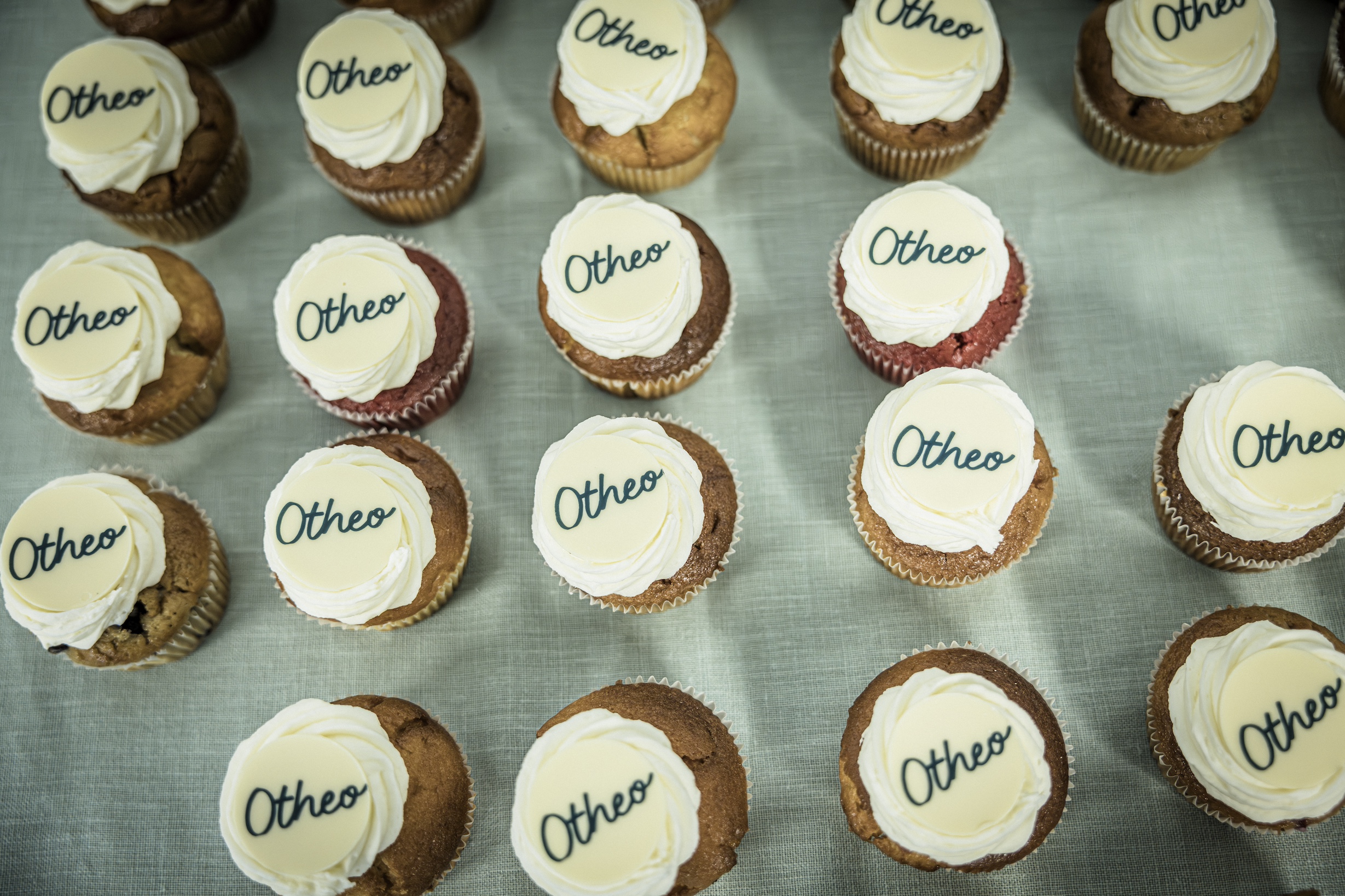 Een heerlijk gebakje als dessert. Een heerlijk gebakje als dessert. De rij cupcakes met logo 'Otheo' oogt aantrekkelijk.