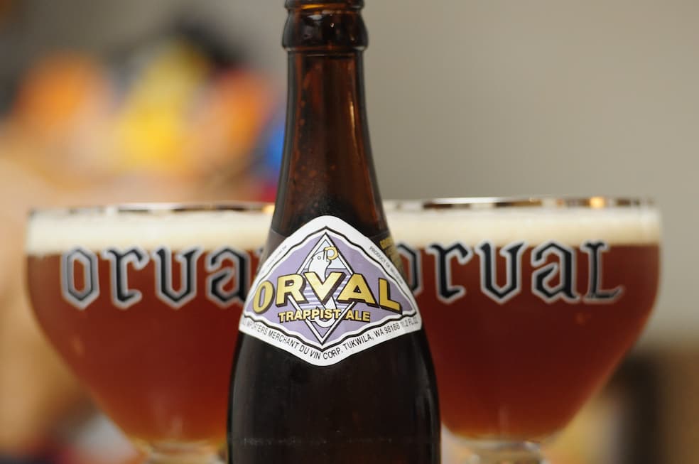 Flesje en glas van het trappistenbier Orval zijn ontworpen door Henri Vaes, architect van de abdij Flesje en glas van het trappistenbier Orval zijn ontworpen door Henri Vaes, architect van de abdij