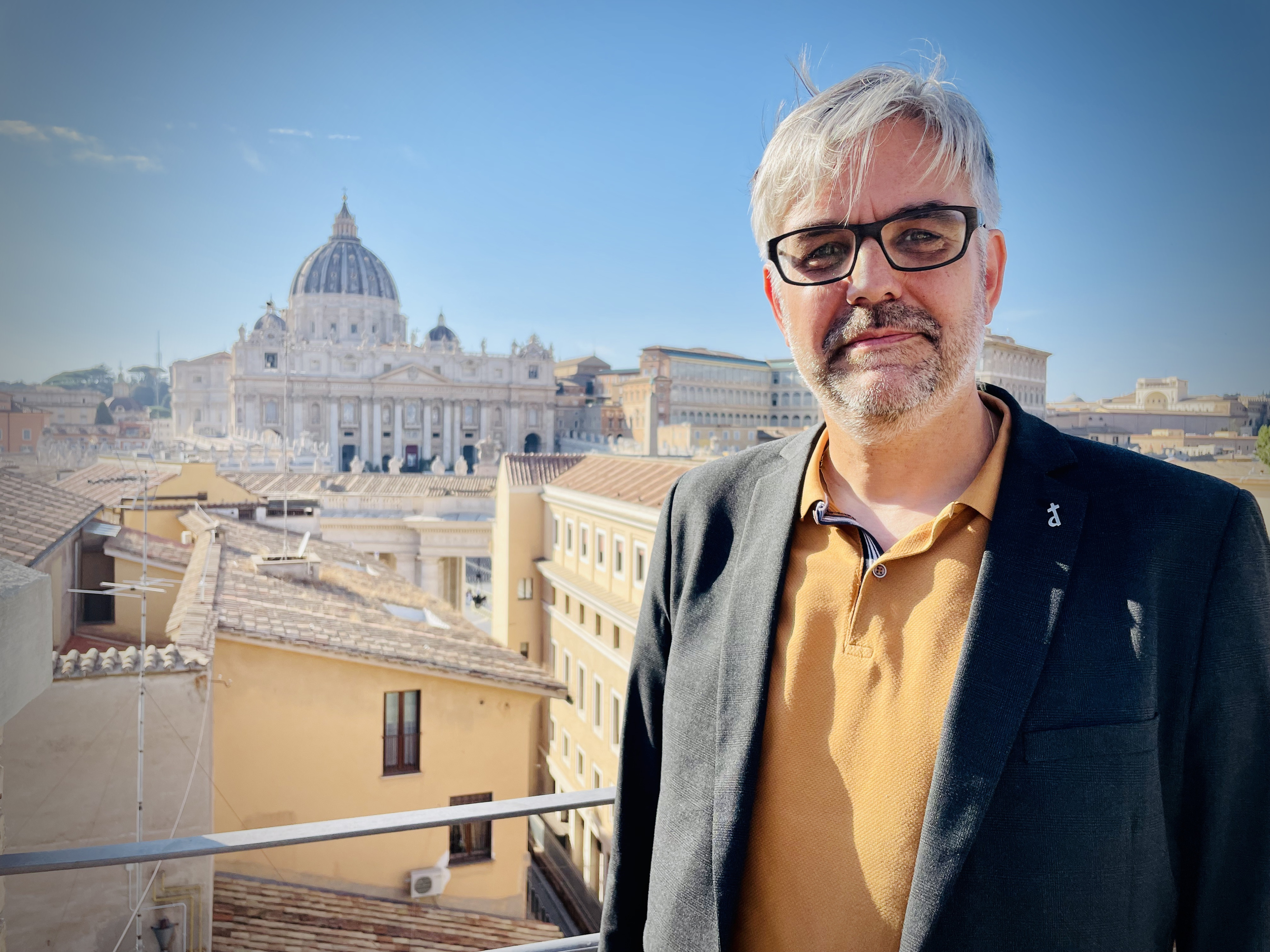 Portret Geert De Cubber met Vaticaan op achtergrond