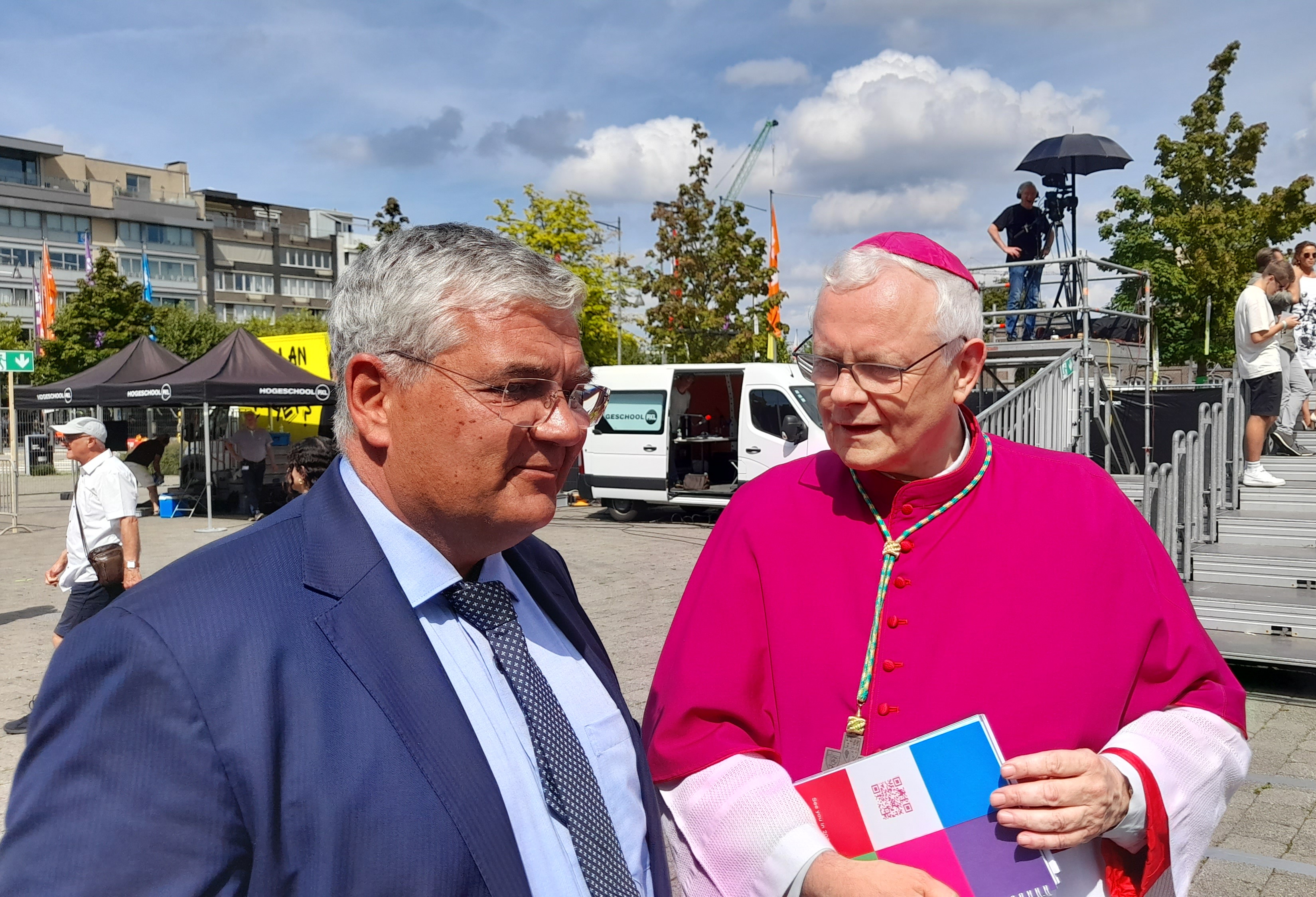 Burgemeester Steven Vandeput van Hasselt met bisschop Patrick Hoogmartens. Burgemeester Steven Vandeput van Hasselt met bisschop Patrick Hoogmartens.