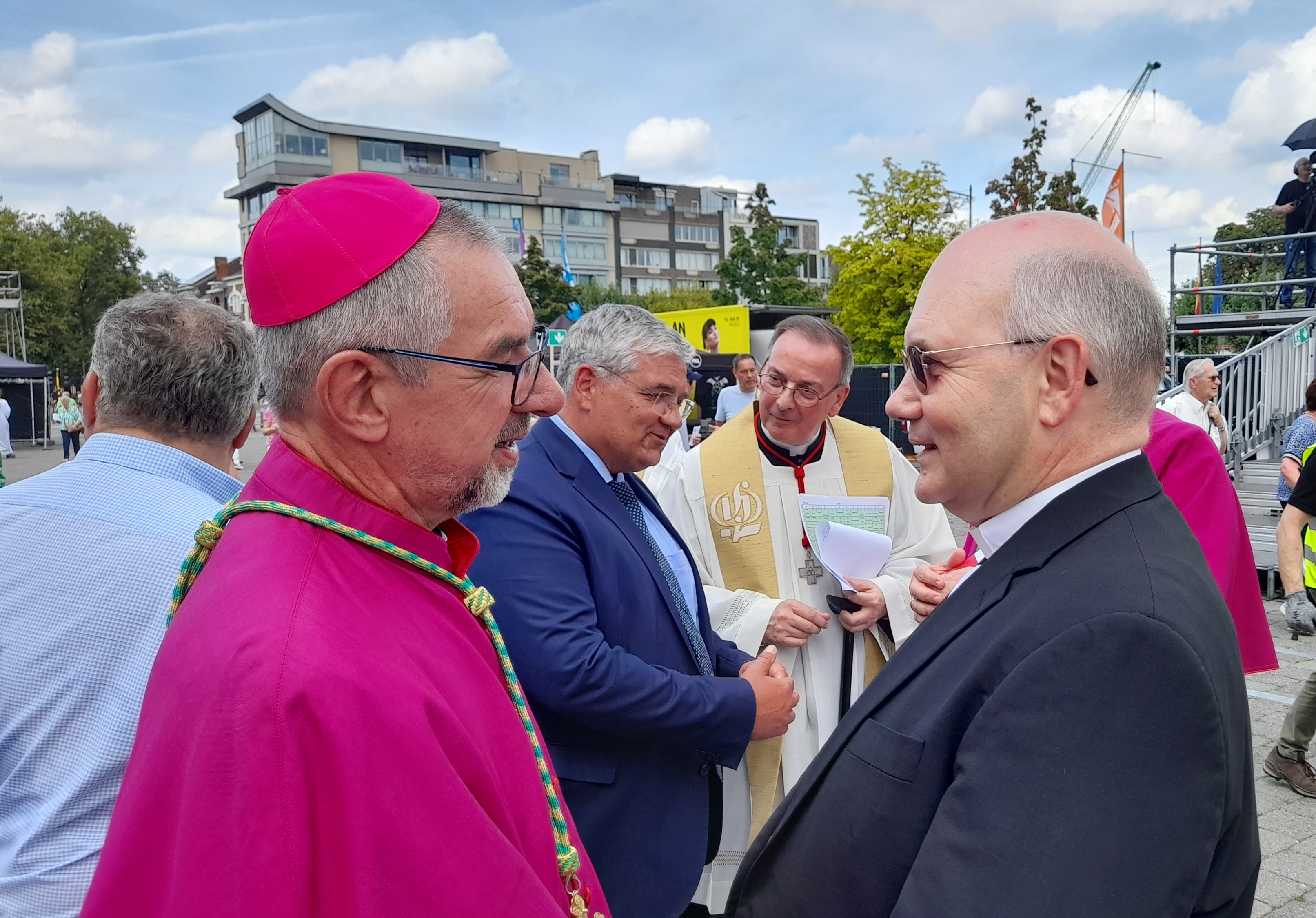 Bisschop Philip Dickmans (links) met de Akense bisschop Helmut Dieser. Bisschop Philip Dickmans (links) met de Akense bisschop Helmut Dieser.