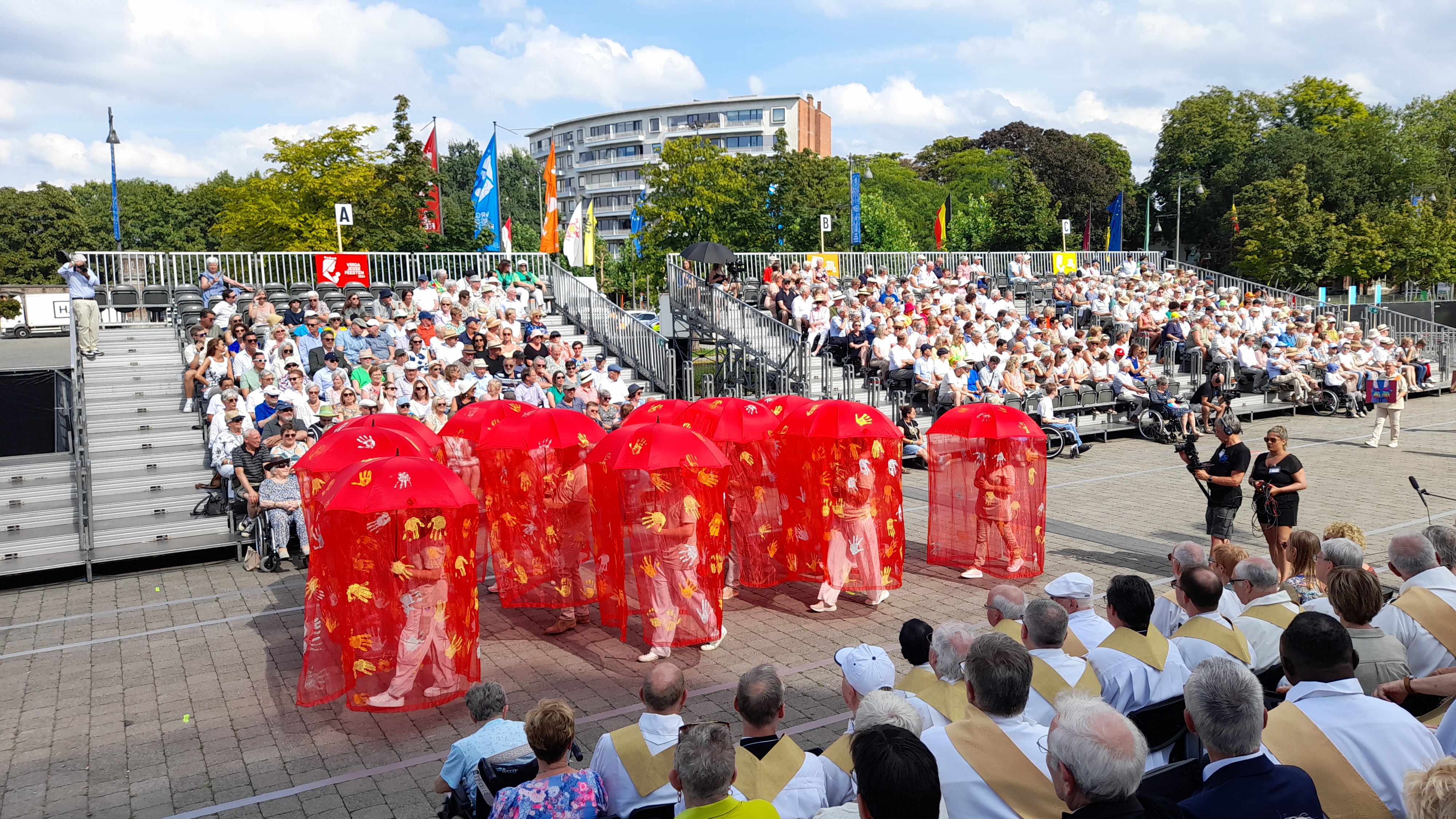 Rode paraplu’s als symbool voor het pinkstervuur. Rode paraplu’s als symbool voor het pinkstervuur.