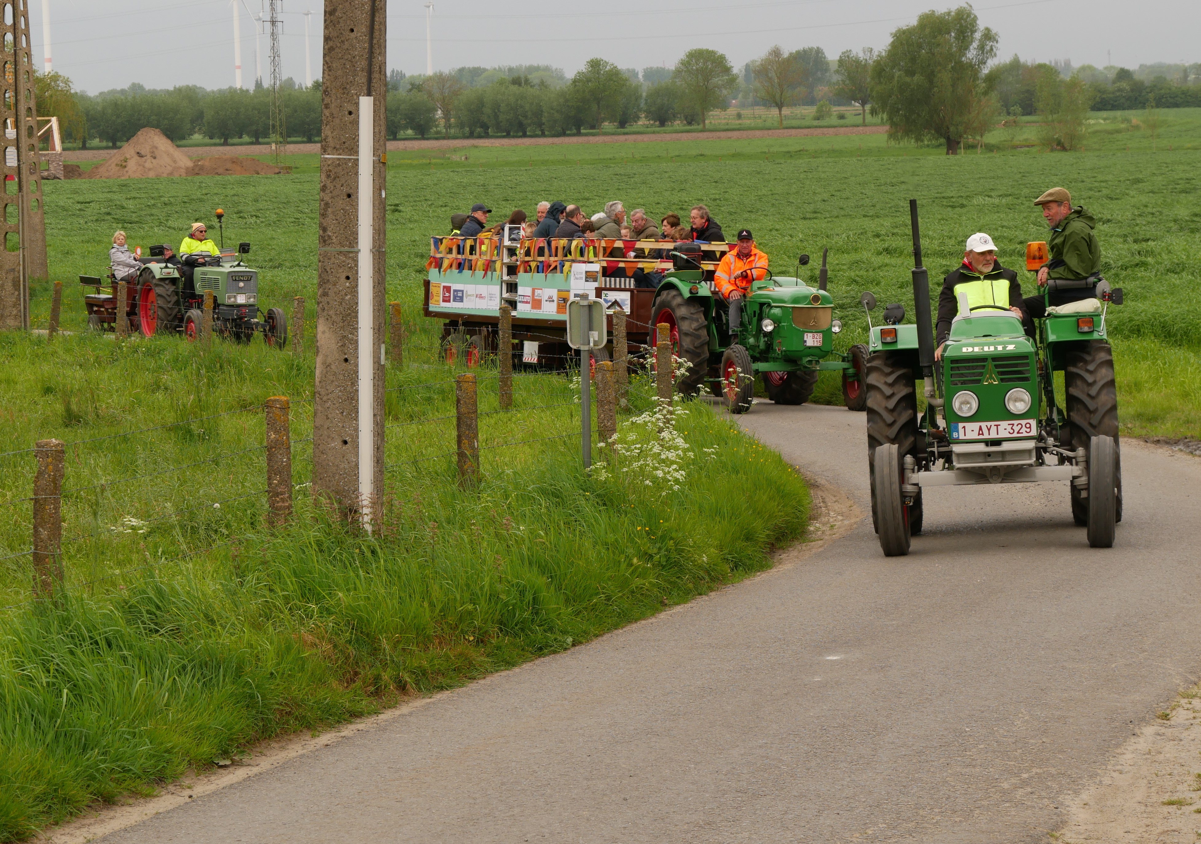 Tractoren brengen de deelnemers van de ene naar de andere kapel. Tractoren brengen de deelnemers van de ene naar de andere kapel.