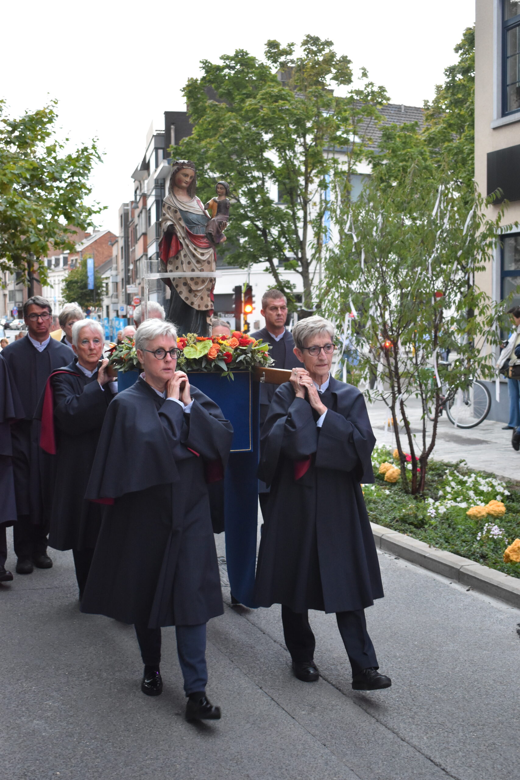 De avondbedevaart was voor het eerst een kaarsjesprocessie, wat een extra dimensie gaf. De avondbedevaart was voor het eerst een kaarsjesprocessie, wat een extra dimensie gaf.