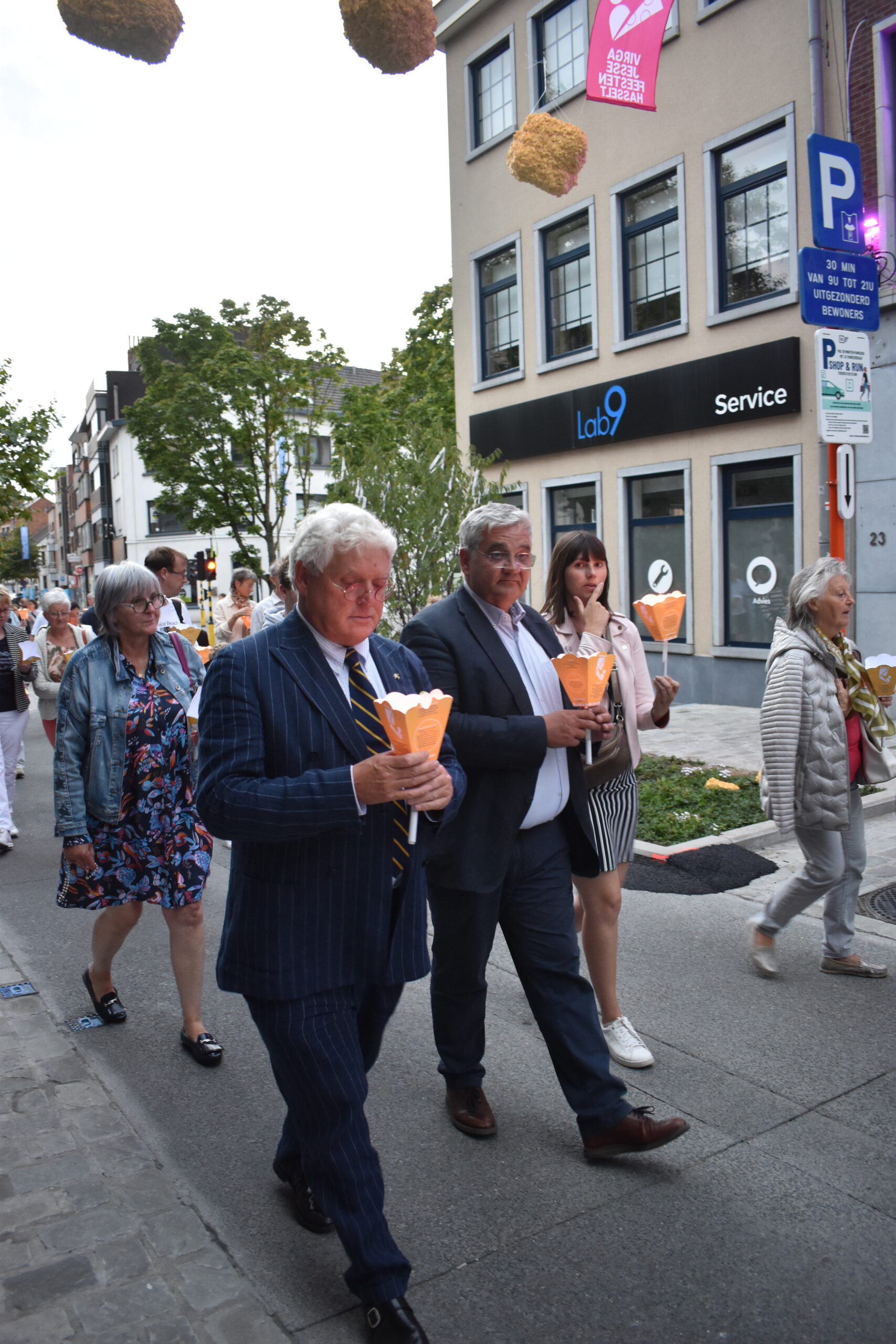 De avondbedevaart was voor het eerst een kaarsjesprocessie, wat een extra dimensie gaf. De avondbedevaart was voor het eerst een kaarsjesprocessie, wat een extra dimensie gaf.