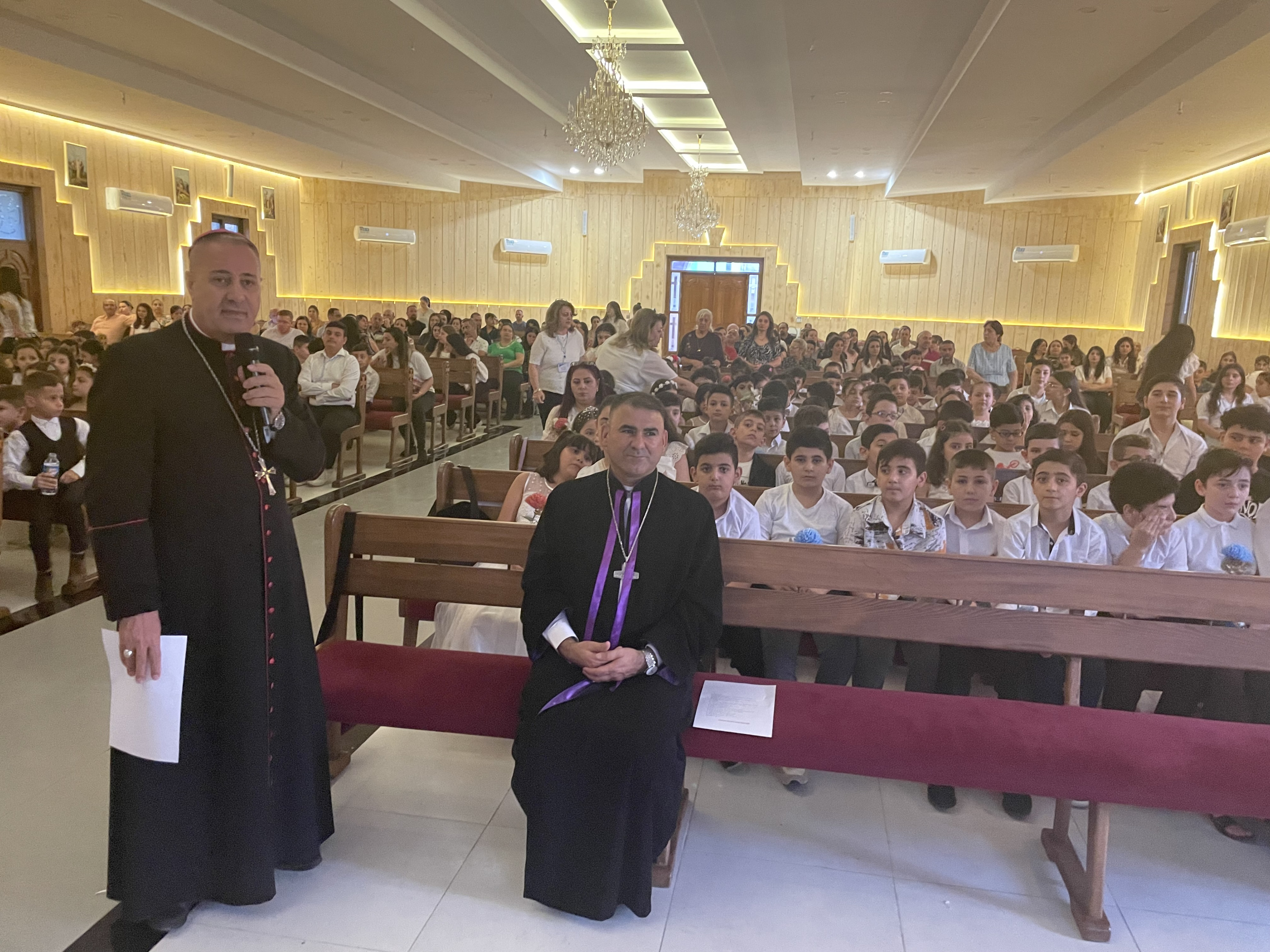 De charismatische aartsbisschop Nathanael Nizar Wahid Sheeman wordt door zijn Syrisch-katholieke gemeenschap in Ankawa op handen gedragen. De charismatische aartsbisschop Nathanael Nizar Wahid Sheeman wordt door zijn Syrisch-katholieke gemeenschap in Ankawa op handen gedragen.