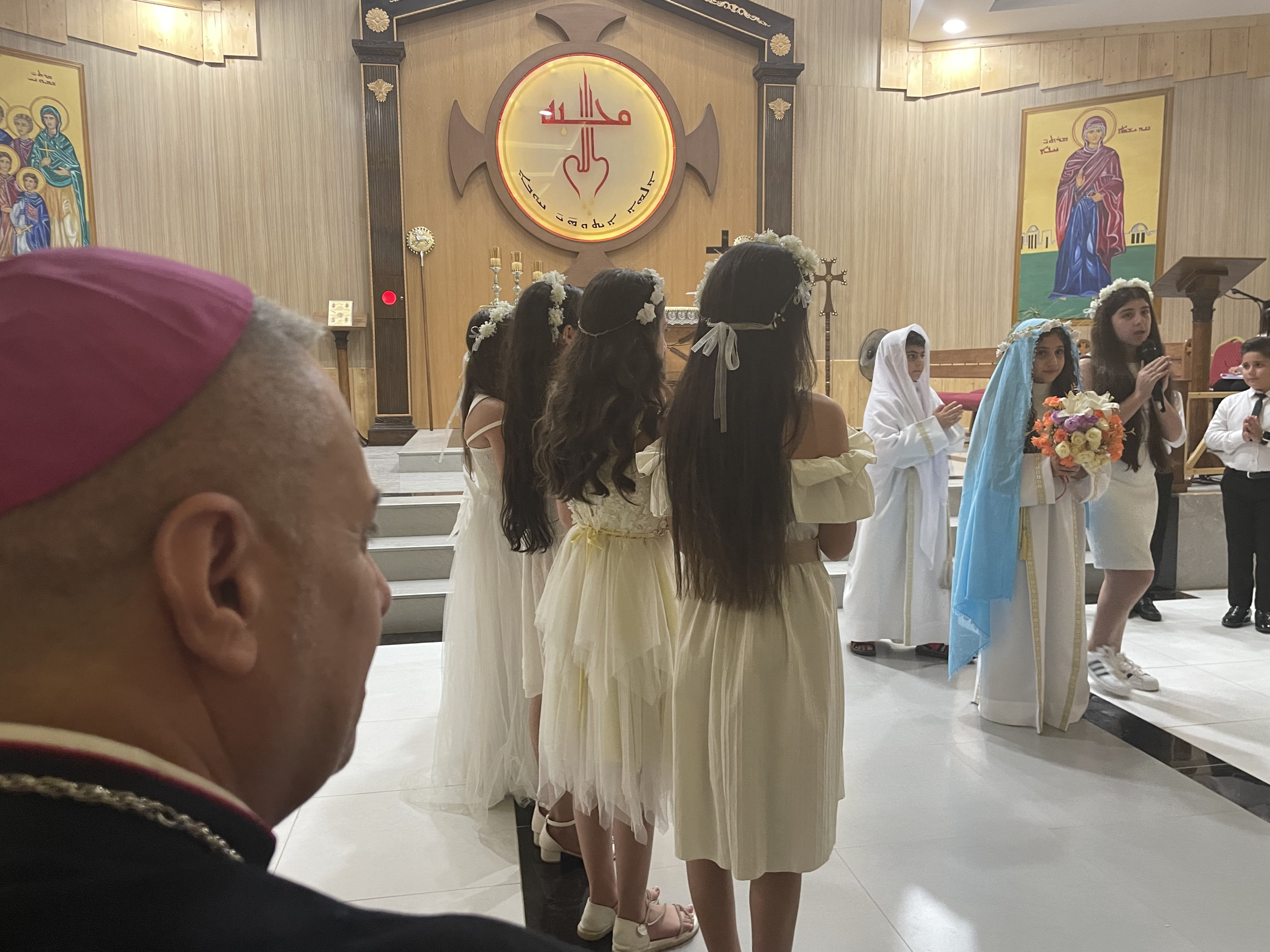 De charismatische aartsbisschop Nathanael Nizar Wahid Sheeman wordt door zijn Syrisch-katholieke gemeenschap in Ankawa op handen gedragen. De charismatische aartsbisschop Nathanael Nizar Wahid Sheeman wordt door zijn Syrisch-katholieke gemeenschap in Ankawa op handen gedragen.