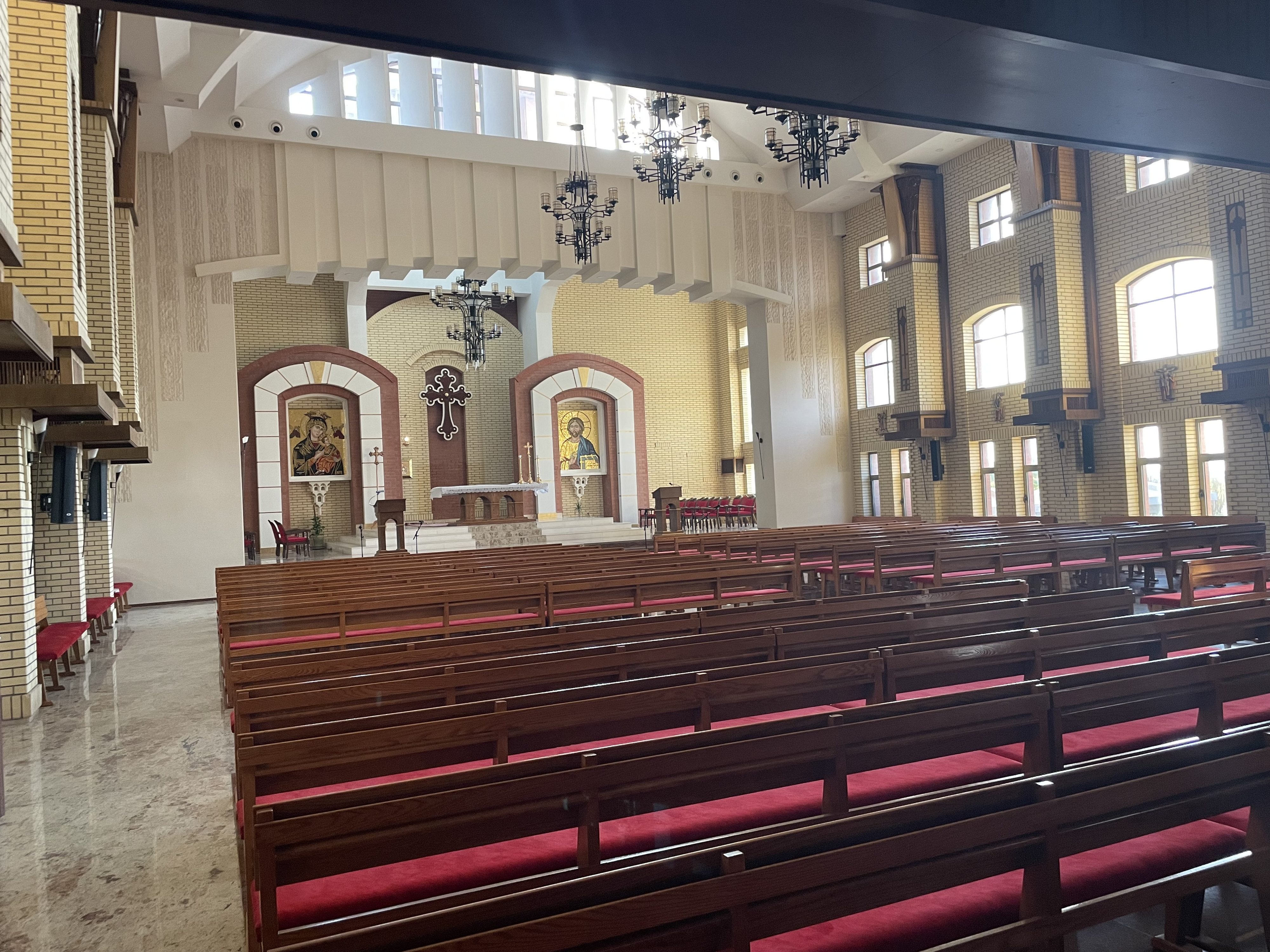 De nieuwe Chaldeeuwse Sint-Pieter- en Sint-Paulus-parochiekerk in Ankawa. De nieuwe Chaldeeuwse Sint-Pieter- en Sint-Paulus-parochiekerk in Ankawa.