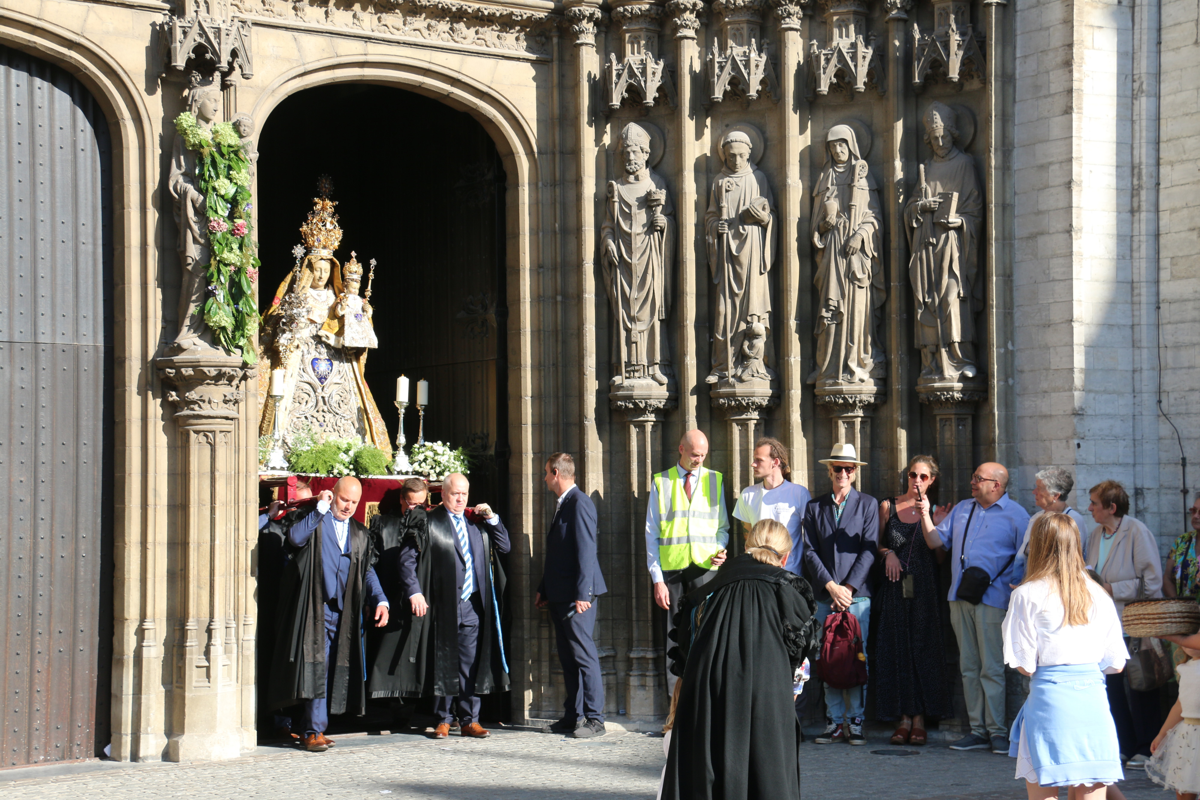 Het genadebeeld van Maria wordt de kathedraal van Antwerpen uitgedragen en begint aan zijn jaarlijkse ommegang.