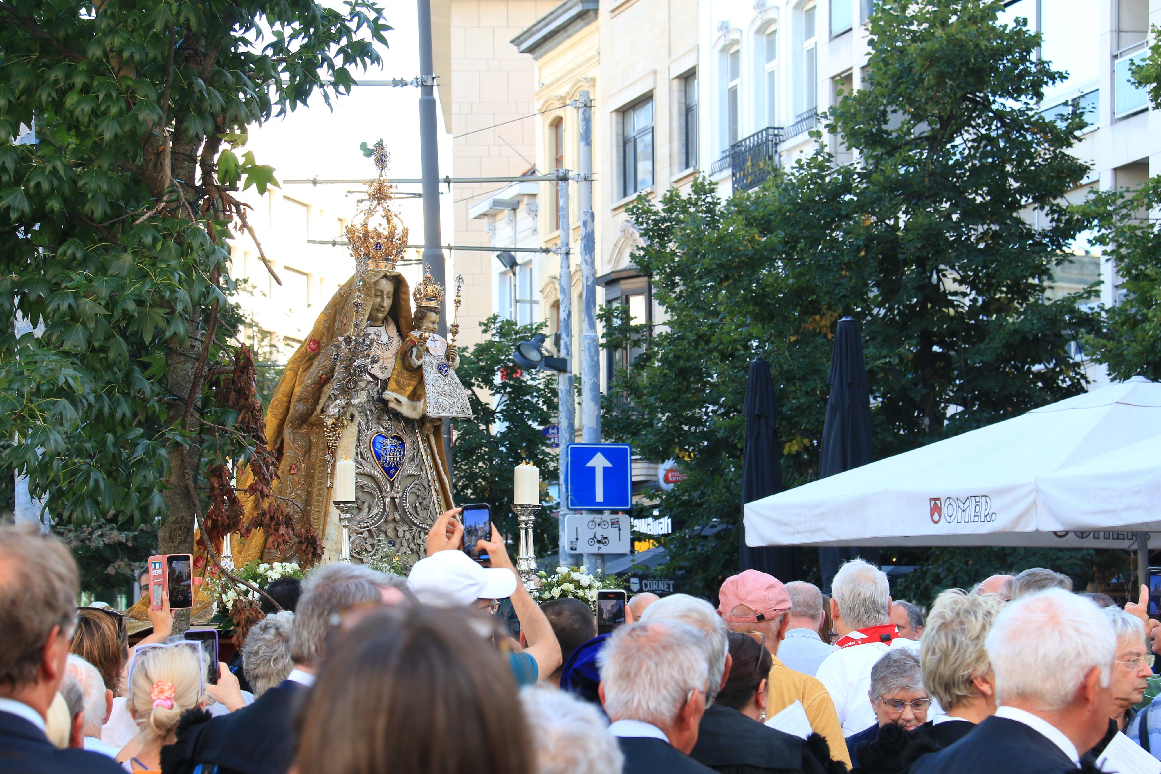 Het genadebeeld van Maria wordt door de straten van Antwerpen gedragen.