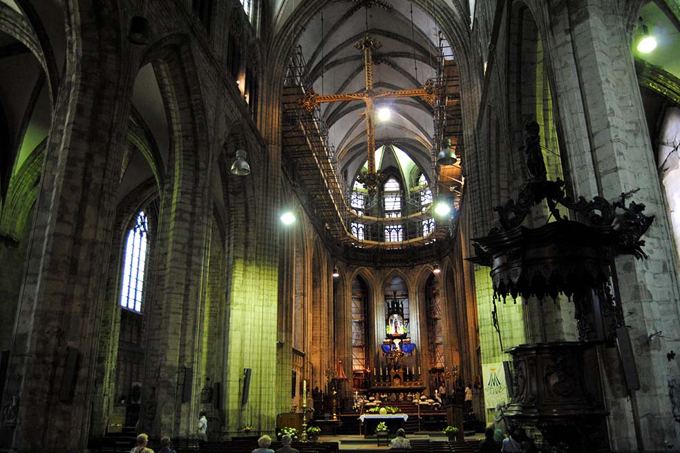 Interieur van de Sint-Martinusbasiliek van Halle Interieur van de Sint-Martinusbasiliek van Halle