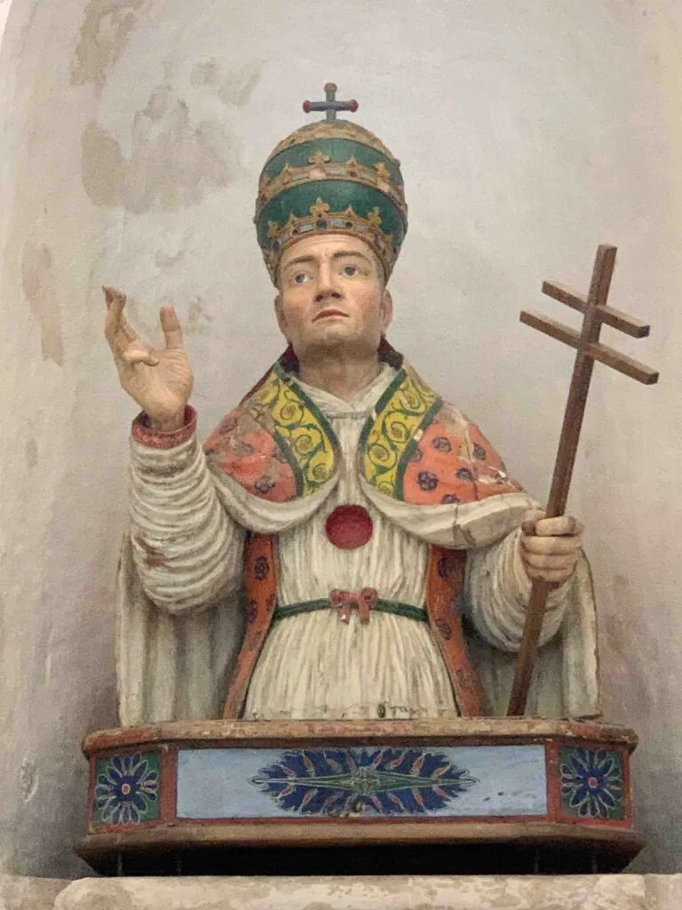 De buste van Celestinus V met de pauselijke tiara op zijn hoofd. De buste van Celestinus V met de pauselijke tiara op zijn hoofd.