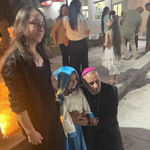 De charismatische aartsbisschop Nathanael Nizar Wahid Sheeman wordt door zijn Syrisch-katholieke gemeenschap in Ankawa op handen gedragen. De charismatische aartsbisschop Nathanael Nizar Wahid Sheeman wordt door zijn Syrisch-katholieke gemeenschap in Ankawa op handen gedragen.
