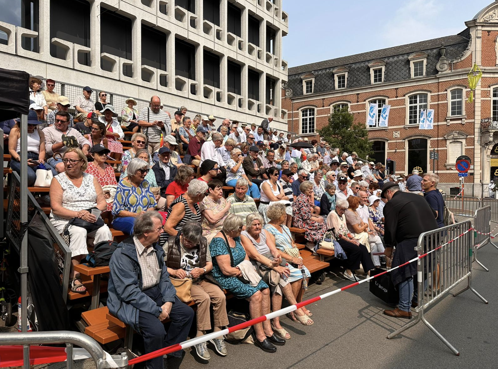 Bijna 100 lokale medewerkers van Kerk & Leven, afkomstig uit heel Vlaanderen, gingen immers in op de uitnodiging van Otheo om de tweede ommegang ter plekke te beleven. Bijna 100 lokale medewerkers van Kerk & Leven, afkomstig uit heel Vlaanderen, gingen immers in op de uitnodiging van Otheo om de tweede ommegang ter plekke te beleven.