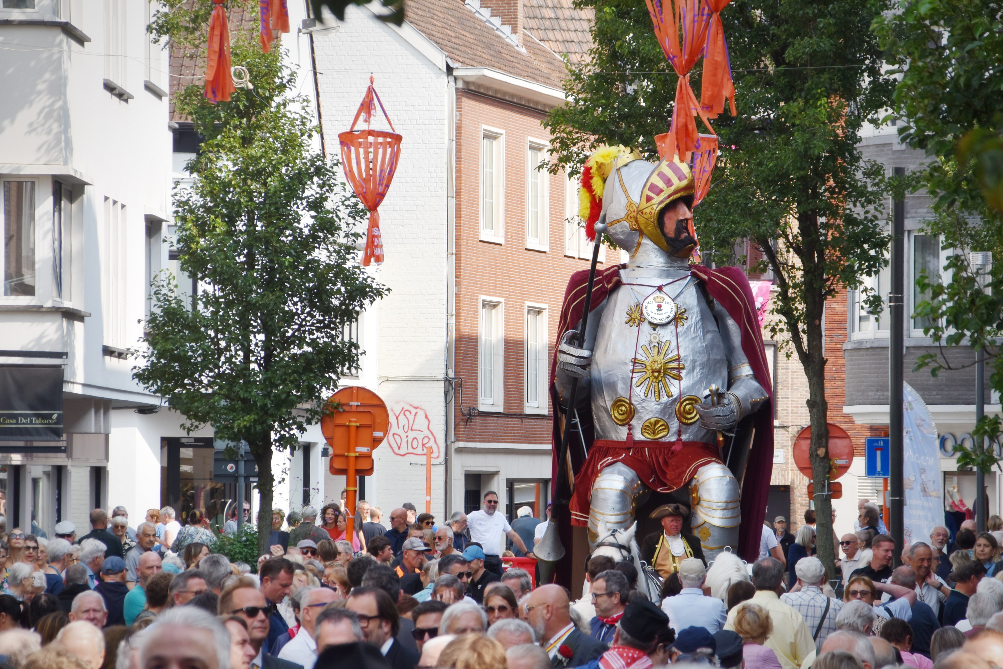 Onder massale belangstelling trok De Langeman van Hasselt door de centrumstraten. Onder massale belangstelling trok De Langeman van Hasselt door de centrumstraten.