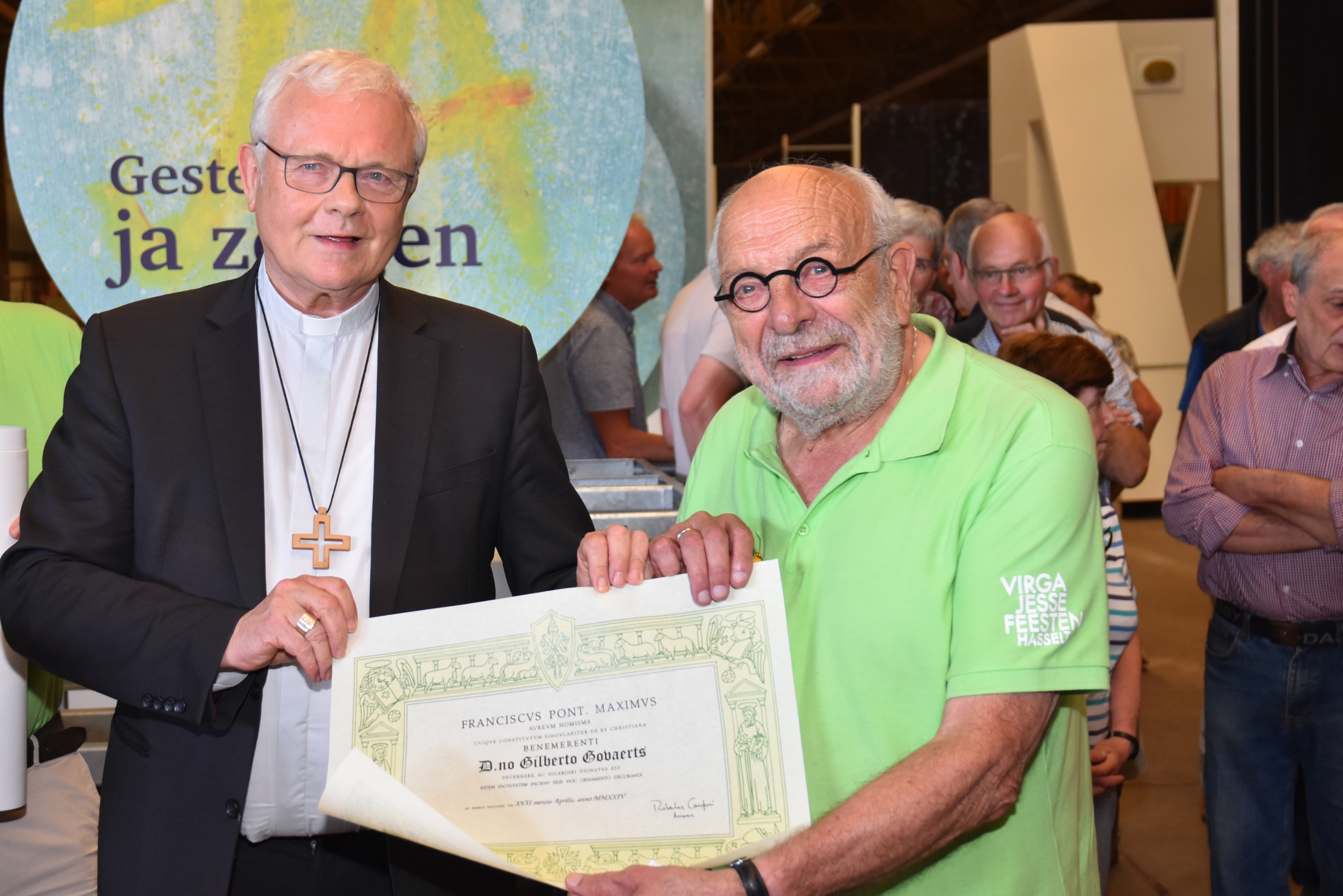 Een geëmotioneerde Gilbert ontving donderdagavond het pauselijke ereteken uit handen van Patrick Hoogmartens, bisschop van Hasselt. Een geëmotioneerde Gilbert ontving donderdagavond het pauselijke ereteken uit handen van Patrick Hoogmartens, bisschop van Hasselt.