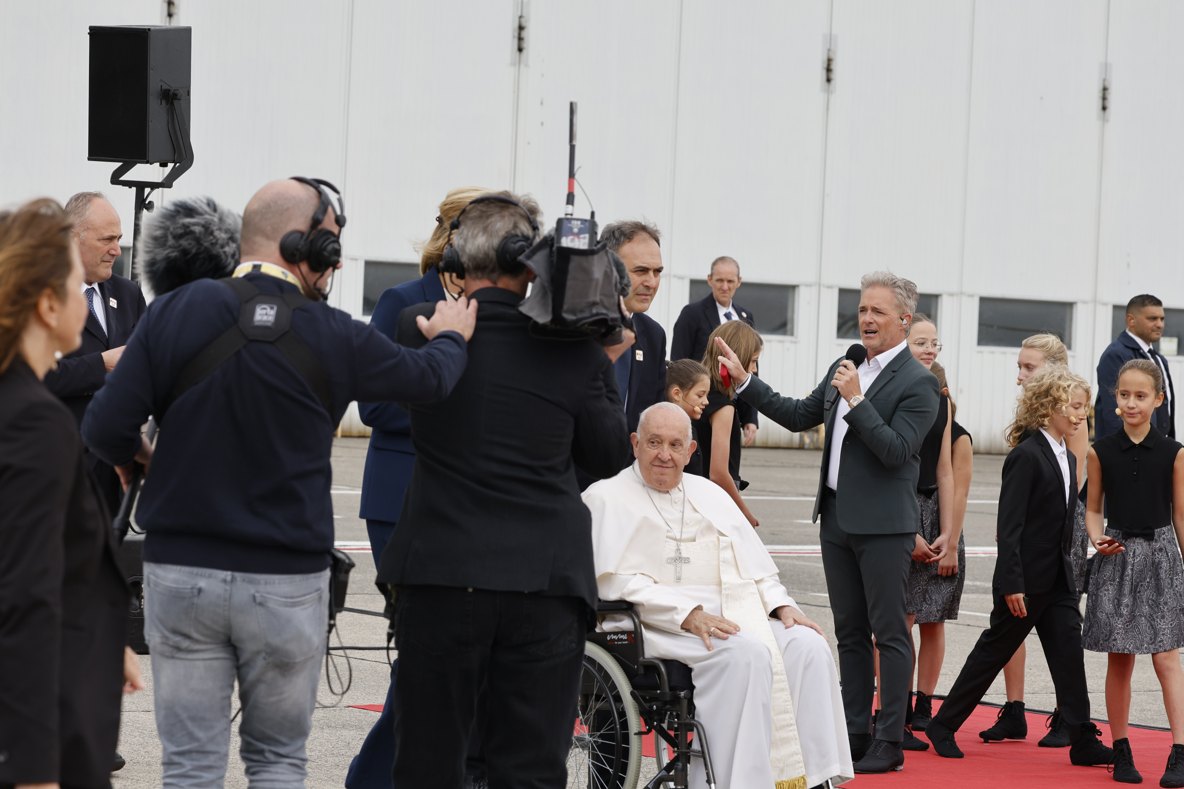 Christoff zingt 'Glorie Hallelujah' voor de vertrekkende paus Franciscus. Christoff zingt 'Glorie Hallelujah' voor de vertrekkende paus Franciscus.