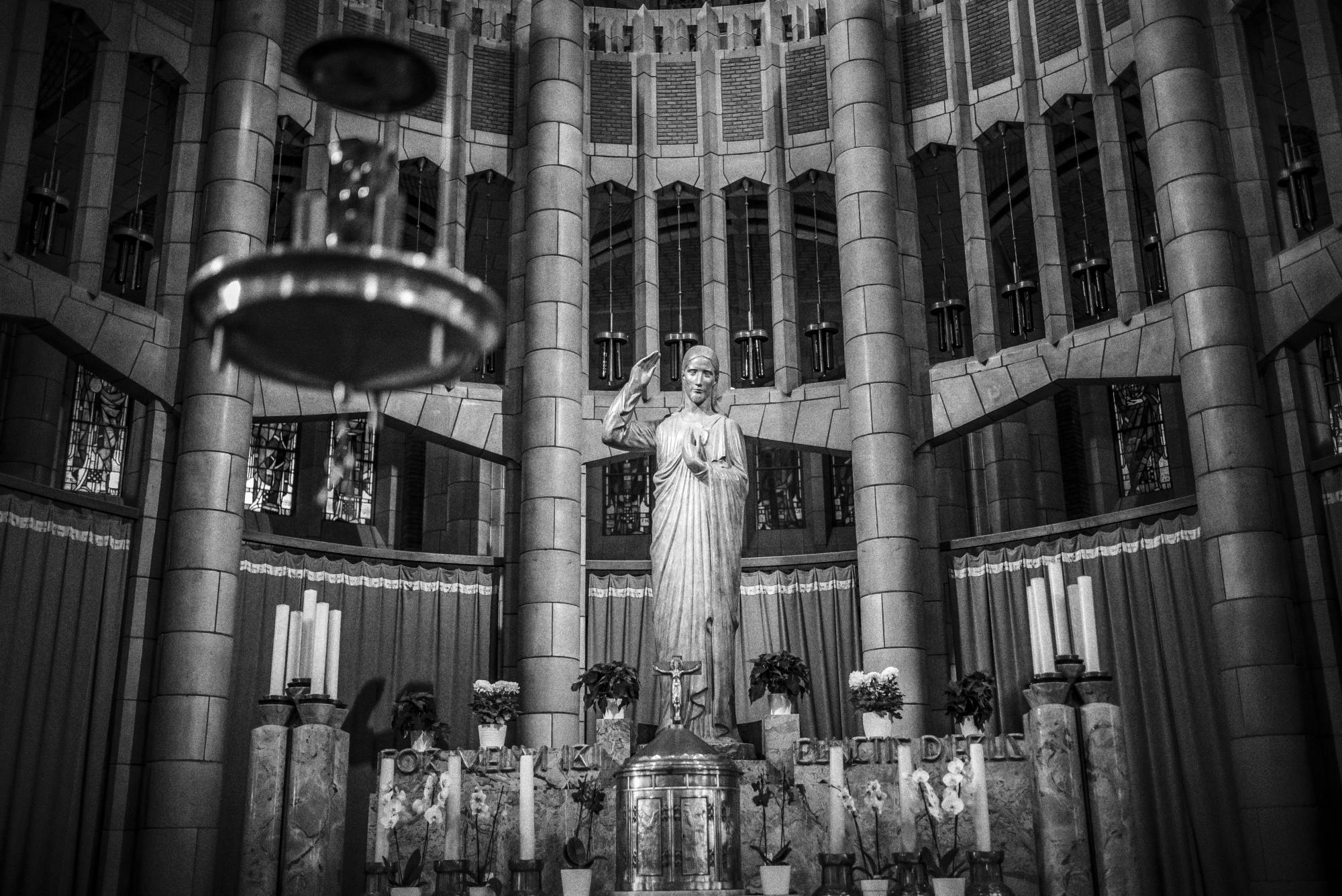 Het Heilig Hartbeeld, op het altaar van het sacramentskoor in de apsis. Het opschrift luidt “Cor meum ibi cunctis diebus”: “Mijn hart zal hier voor altijd aanwezig zijn”.