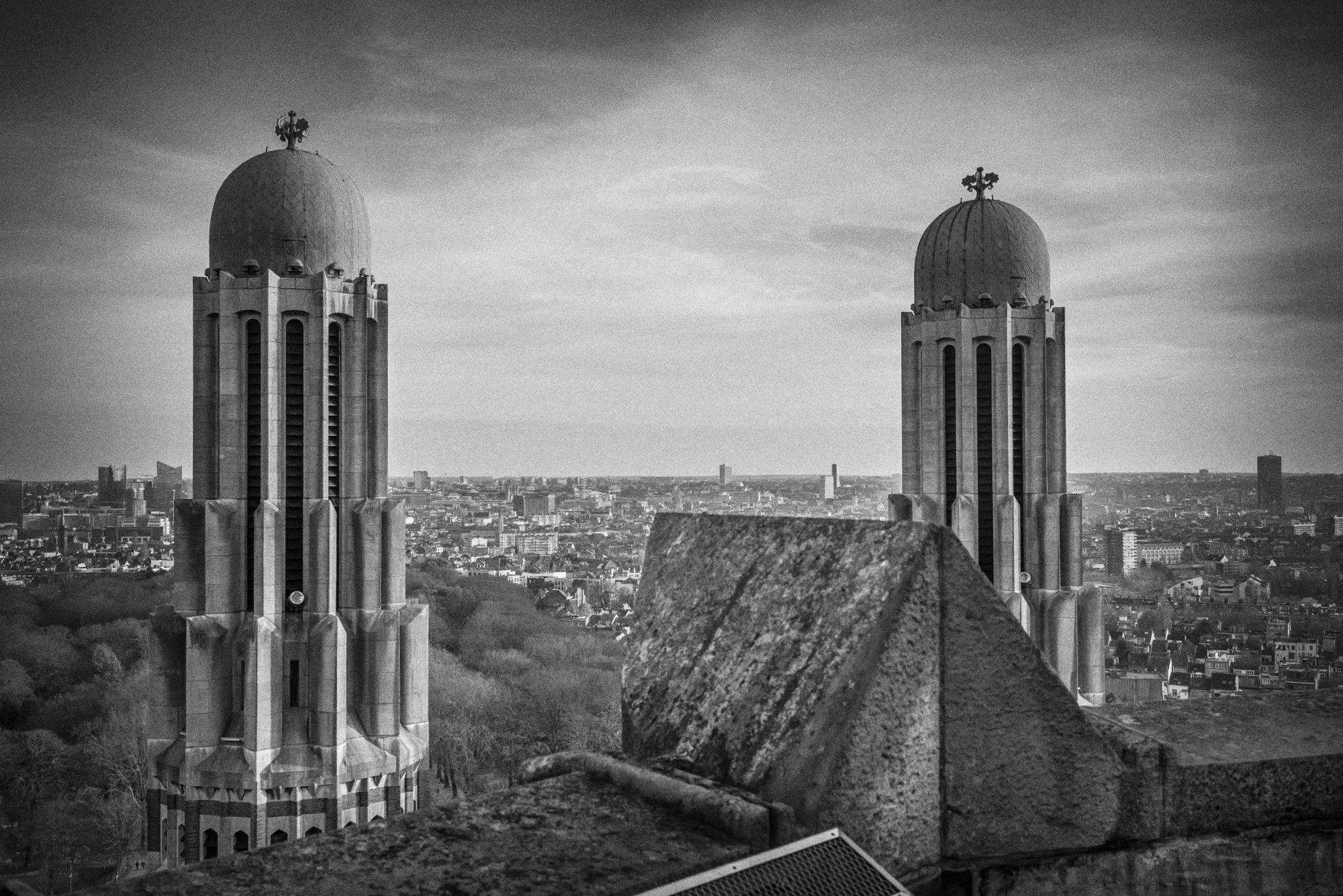 Zoals in de Sint-Pietersbasiliek in Rome, kan je in de basiliek van Koekelberg hoog onder de koepel wandelen en de hoofdstad overzien.