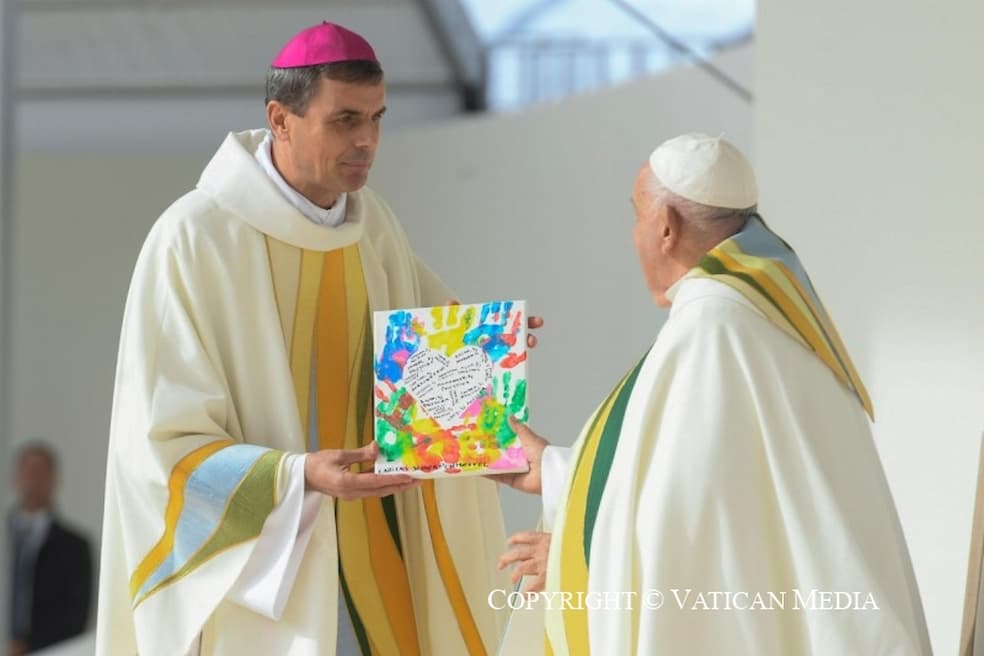 Paus Franciscus ontvangt van aartsbisschop Luc Terlinden een kunstwerk gemaakt door kinderen van vluchtelingen Paus Franciscus ontvangt van aartsbisschop Luc Terlinden een kunstwerk gemaakt door kinderen van vluchtelingen