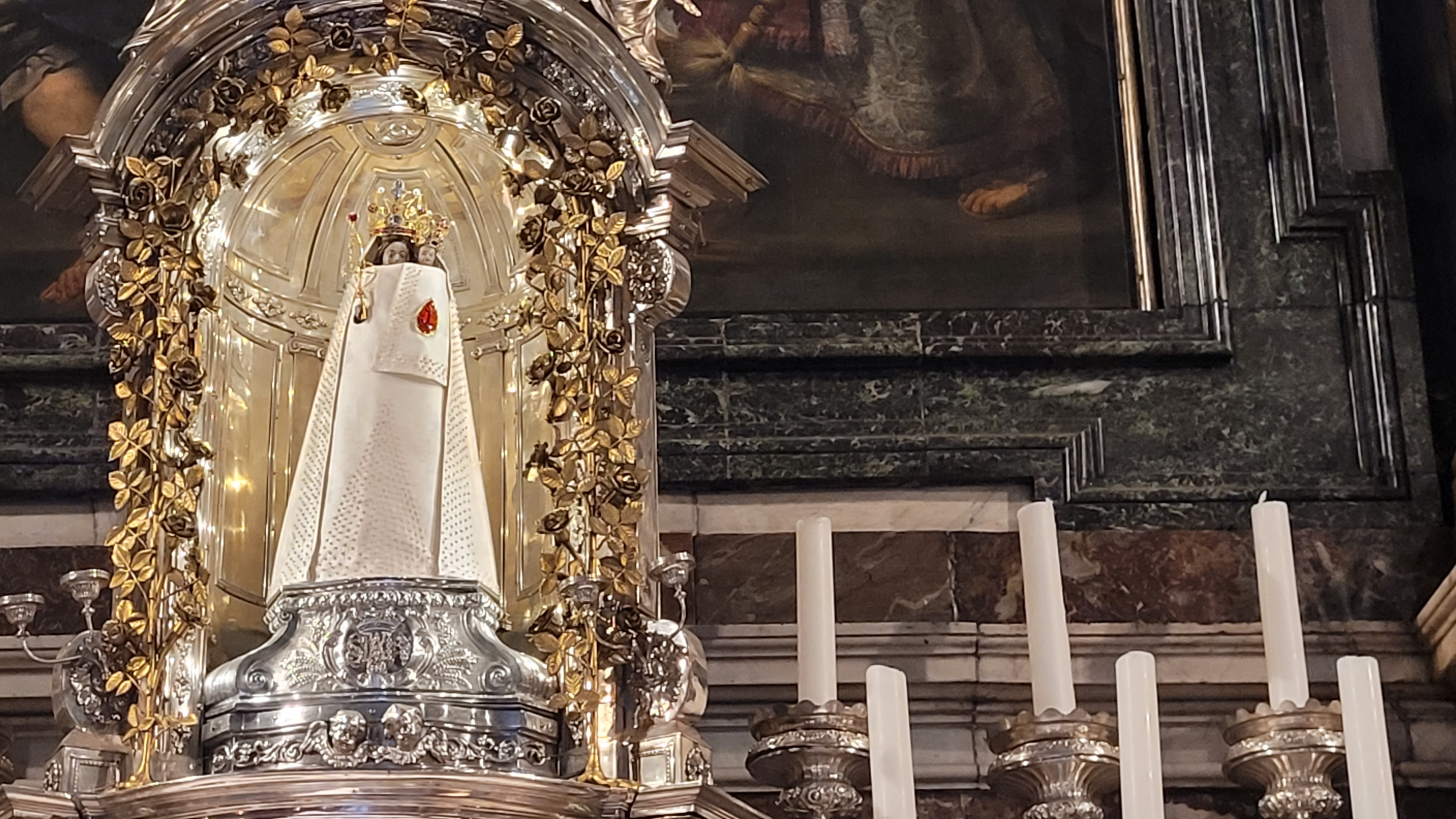 Het Mariabeeld in de basiliek in Scherpenheuvel kreeg een traan op haar kleed opgespeld, als herinnering aan de tranen van de slachtoffers van misbruik in de Kerk. In de traan zit een anker vervat, als teken van hoop dat dit nooit meer zal gebeuren. Het Mariabeeld in de basiliek in Scherpenheuvel kreeg een traan op haar kleed opgespeld, als herinnering aan de tranen van de slachtoffers van misbruik in de Kerk. In de traan zit een anker vervat, als teken van hoop dat dit nooit meer zal gebeuren.