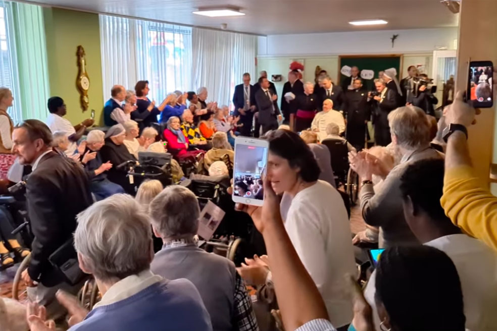 De paus werd er enthousiast ontvangen met gezang De paus werd er enthousiast ontvangen met gezang