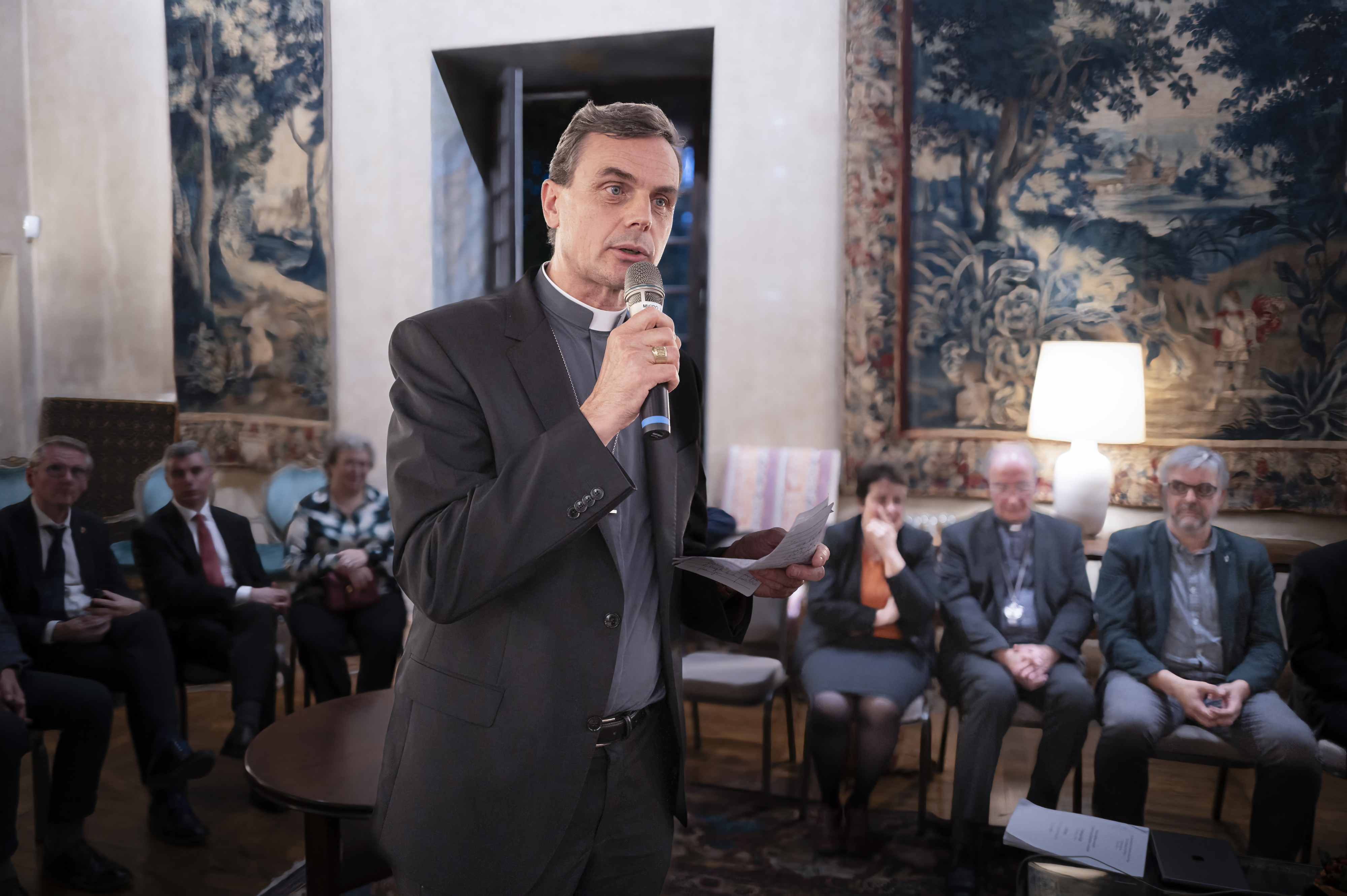 Mgr. Luc Terlinden neemt het woord op de Belgische ambassade bij de Heilige Stoel. Mgr. Luc Terlinden neemt het woord op de Belgische ambassade bij de Heilige Stoel.
