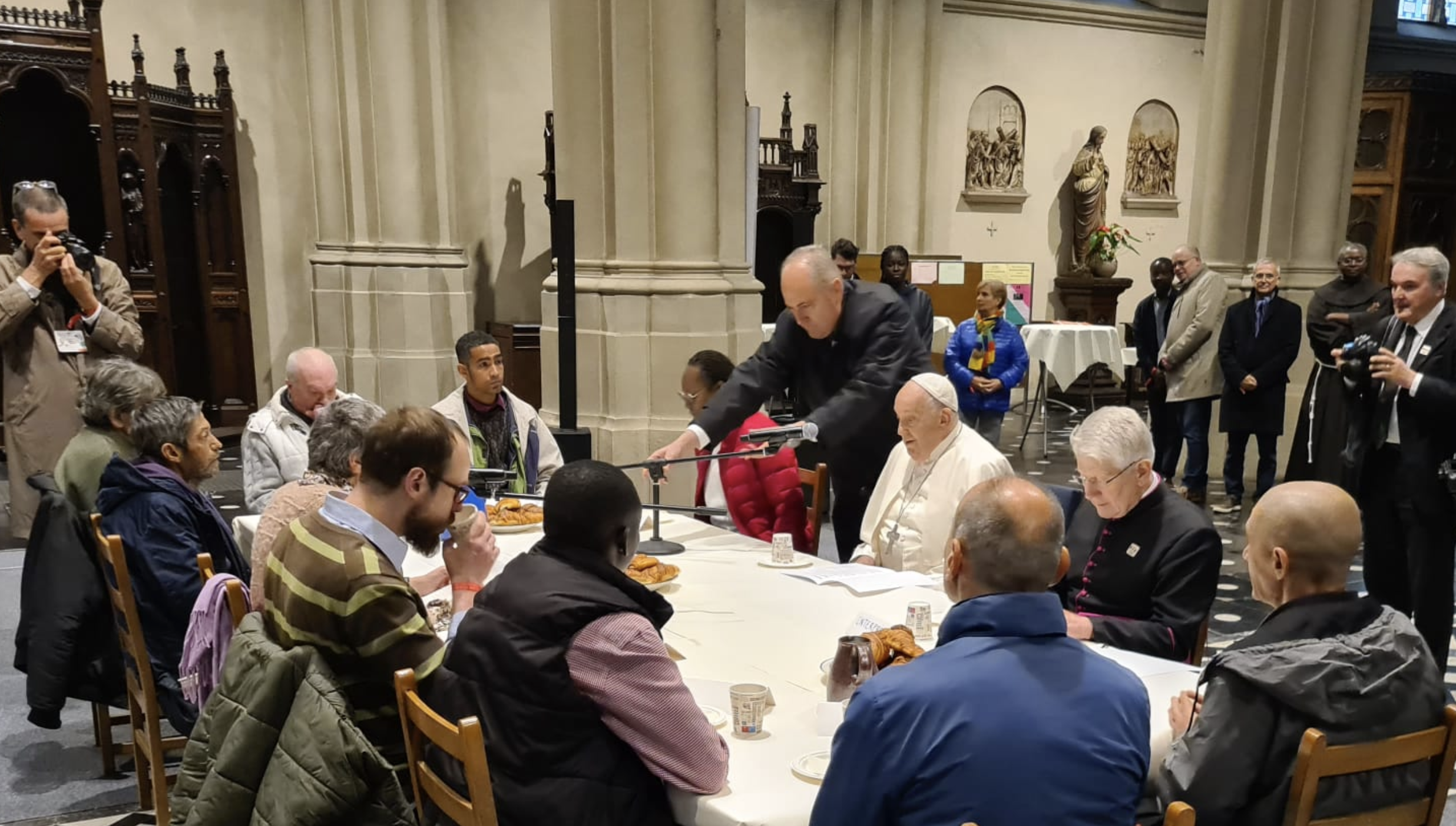 Op zaterdag 28 september ontbeet de paus in Sint-Gillis met twaalf daklozen. Op zaterdag 28 september ontbeet de paus in Sint-Gillis met twaalf daklozen.