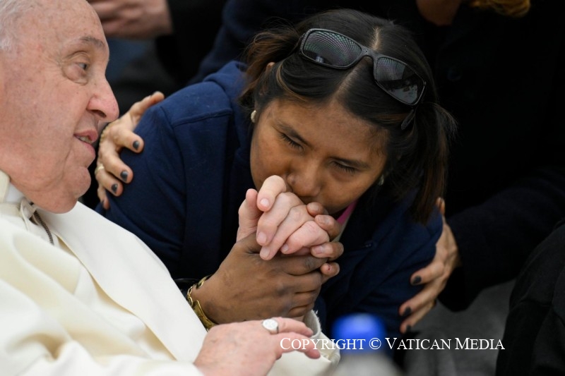 De aalmoezeniersdienst van het Vaticaan is heel actief in de armoedebestrijding in Rome (en daarbuiten). Een vrouw kust de hand van de paus op de lunch met 1.300 mensen in armoede.
