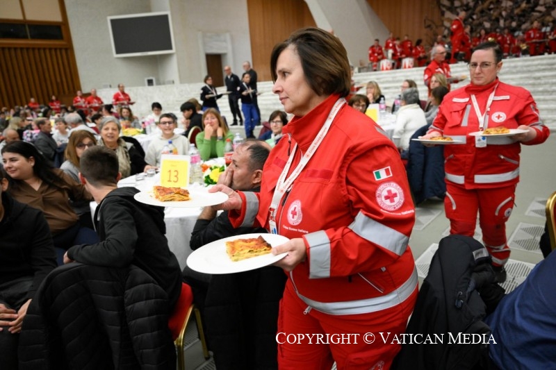 340 vrijwilligers van het Rode Kruis werkten mee aan de lunch op de Werelddag van de Armen en stonden in voor de bediening. Vrijwilligers van het Rode Kruis serveren de maaltijden.