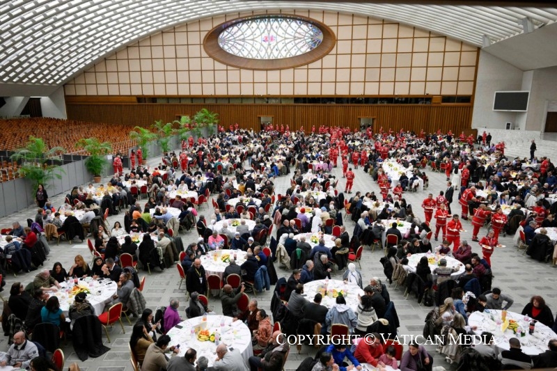 In een volle Paulus VI-zaal deze keer geen synodevaders en -moeders aan de ronde tafels, maar daklozen en andere mensen met armoede-ervaring. De Paulus VI-zaal vol ronde tafels, maar deze niet gevuld met synodevaders en -moeders, maar met mensen in armoede.