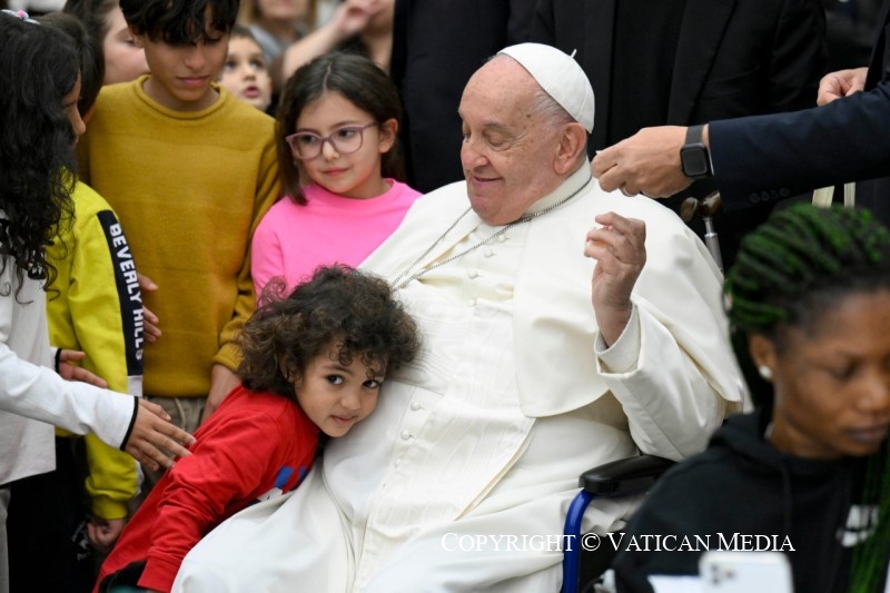 Paus Franciscus voelt zich in zijn nopjes tussen mensen die hij van de rand van de samenleving naar het hart van de kerk haalt. Een klein meisje vleit zich tegen de buik van paus Franciscus in zijn rolstoel.