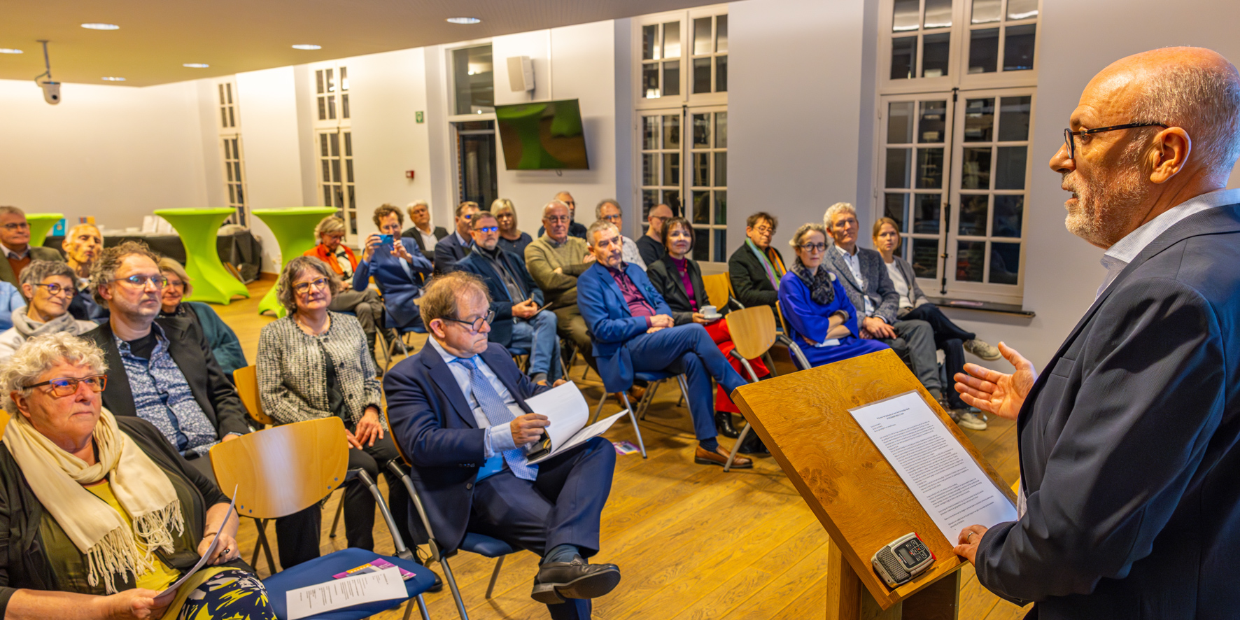 Toon Osaer, voorzitter van Medianetwerk Plus, heet het publiek welkom op de prijsuitreiking van het Christelijke en Spirituele Boek. Prijsuitreiking van het Christelijke en Spirituele Boek.