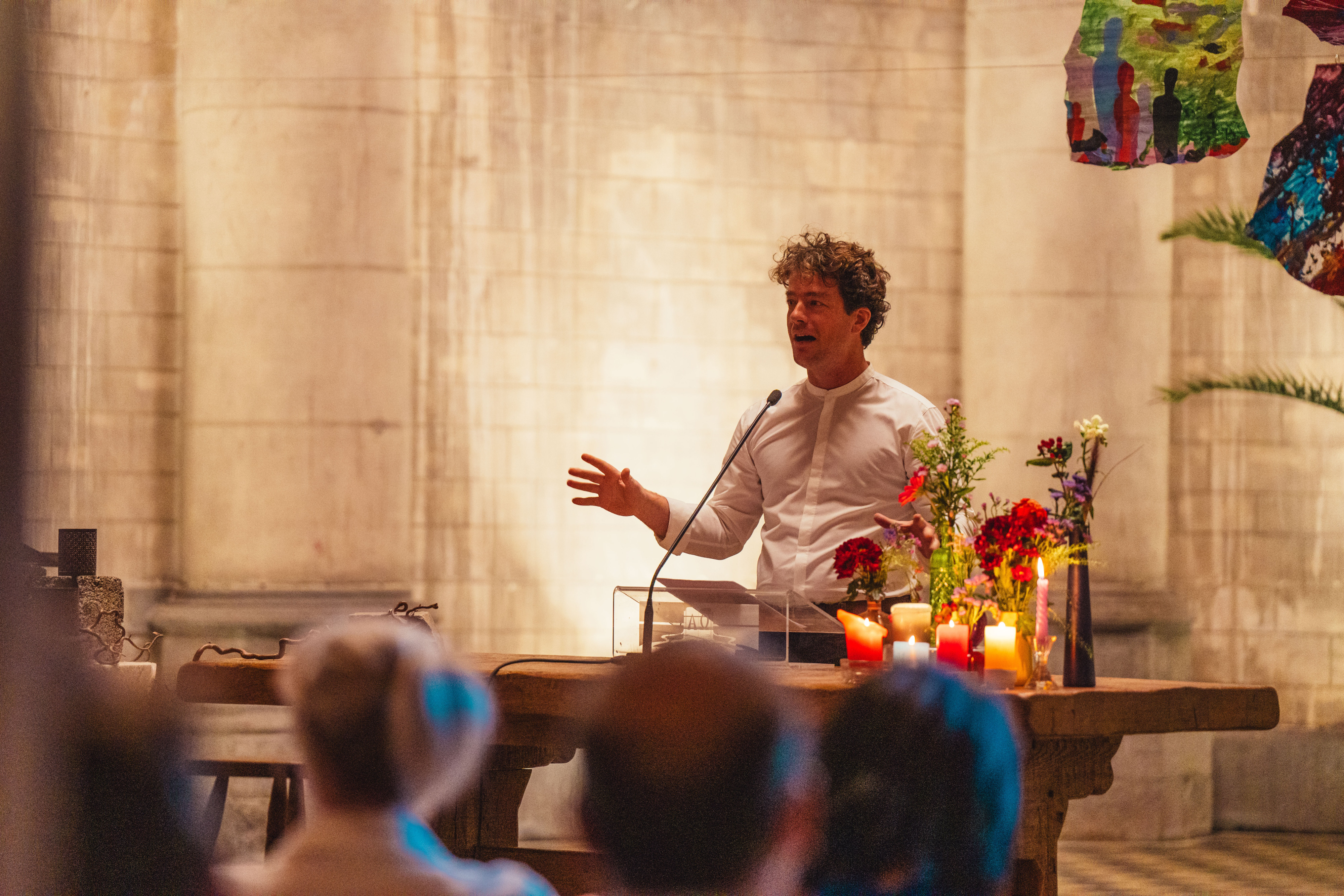 Nick Van Langendonck spreekt een volle kerk toe voor een event over Bijbelse inspiratie voor ondernemers. Nick Van Langendonck spreekt een volle kerk toe.