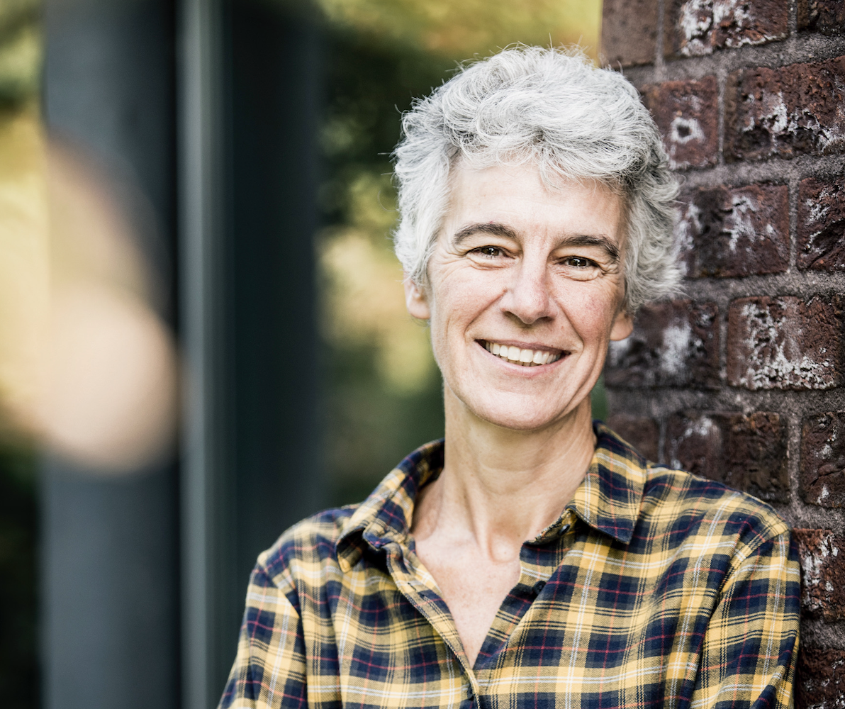 Hilde Ingels is coördinator van Amfora – Afscheid dat verbindt vzw, een organisatie die mensen wil helpen te praten over het afscheid van het leven. Hilde Ingels is coördinator van Amfora – Afscheid dat verbindt vzw, een organisatie die mensen wil helpen te praten over het afscheid van het leven.
