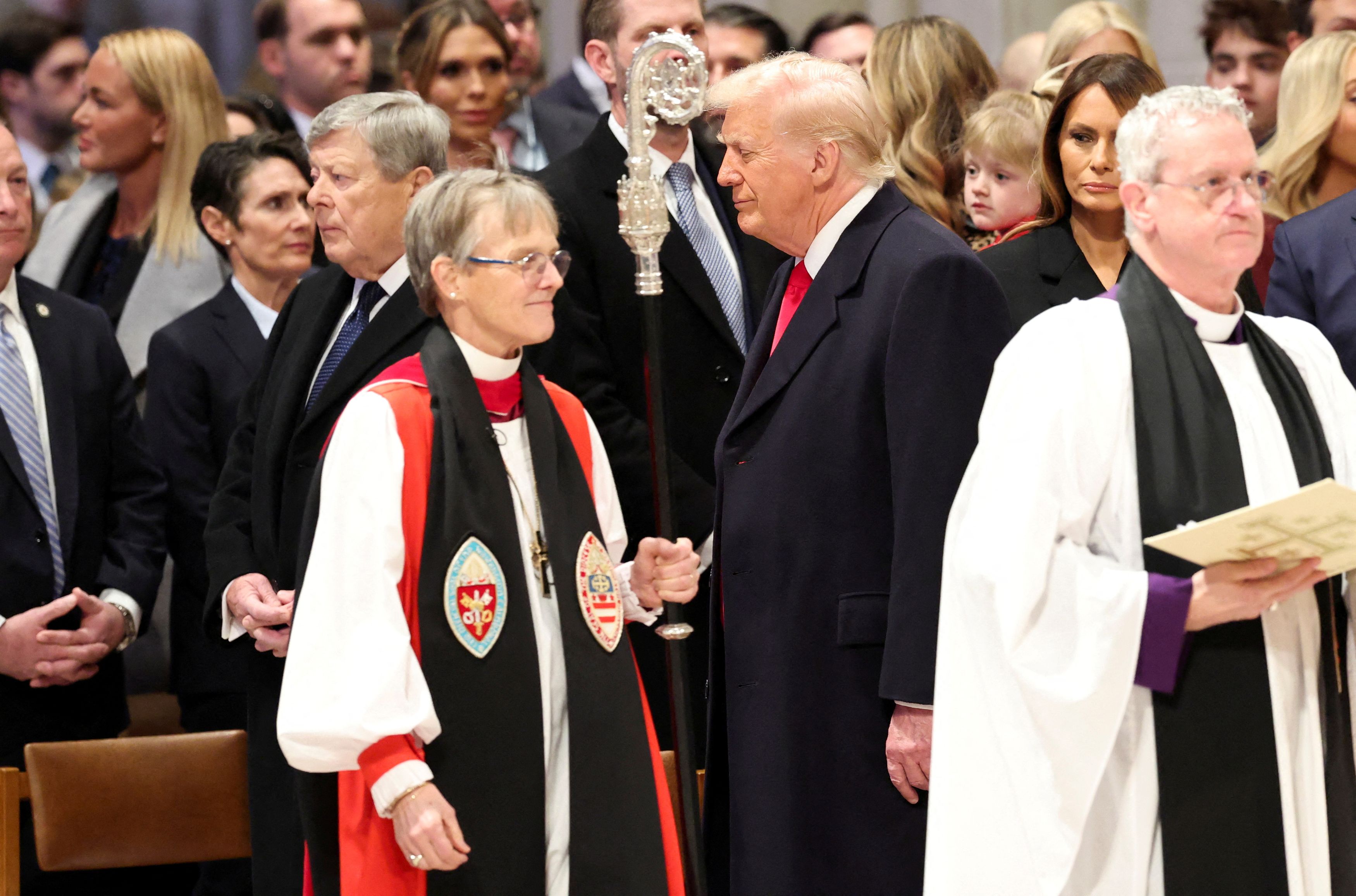 Budde en Trump schudden elkaar de hand tijdens de gebedsdienst. Budde en Trump schudden elkaar de hand tijdens de gebedsdienst.