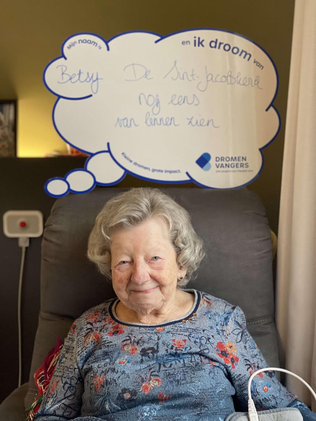 Betsy droomde ervan nog één keer de Sint-Jacobskerk te zien. Betsy in het woonzorgcentrum. In een woordenwolk boven haar staat haar wens: nog één keer de Sint-Jacobskerk zien.