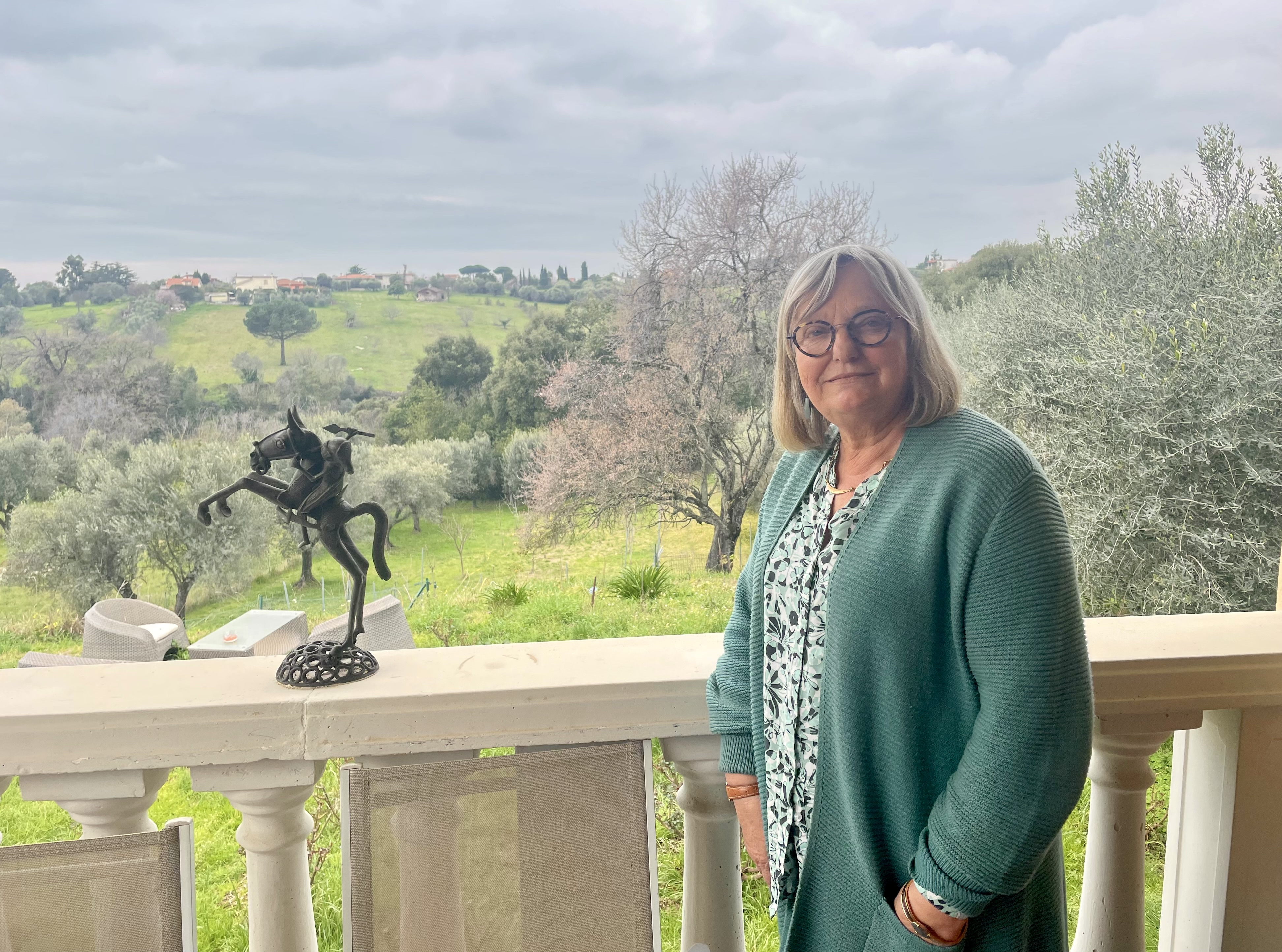 Karlijn Demasure op het balkon van haar huis op de heuvels rond Rome.