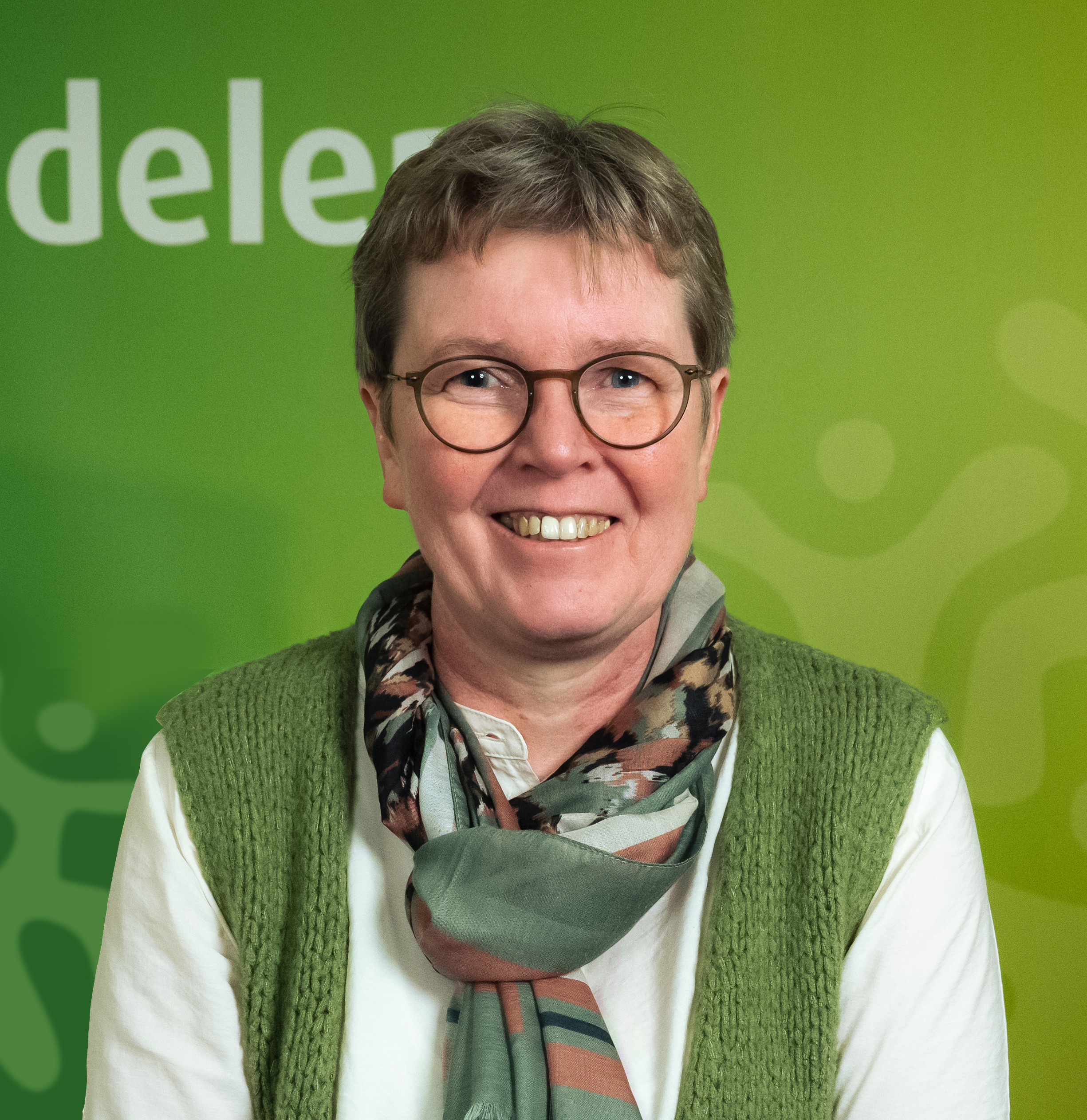 Lieve Herijgers is directeur van Broederlijk Delen. Portret Lieve Herijgers voor een reclamebord van Broederlijk Delen.