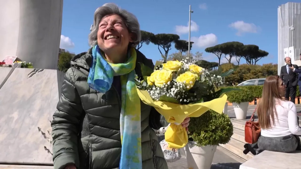De 'vrouw met de gele bloemen' heet Carmela Mancusa en is 78 jaar. De 'vrouw met de gele bloemen' heet Carmela Mancusa en is 78 jaar.