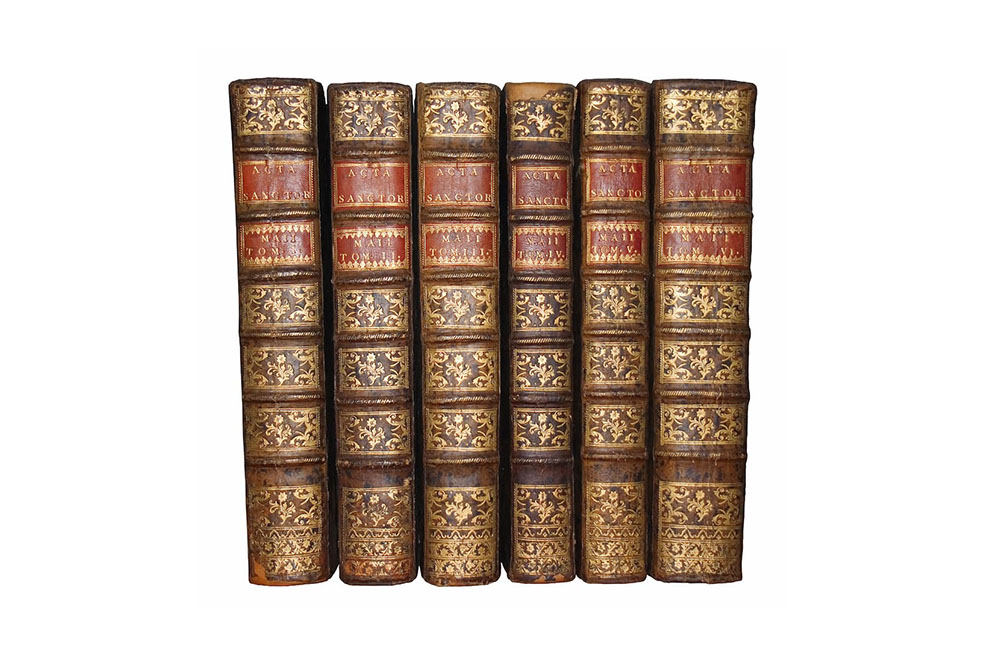 Het Acta Sanctorum, een werk van drie eeuwen, opgevat als een kritische encyclopedie van alle heiligen van het Oosten en het Westen Het Acta Sanctorum, een werk van drie eeuwen, opgevat als een kritische encyclopedie van alle heiligen van het Oosten en het Westen
