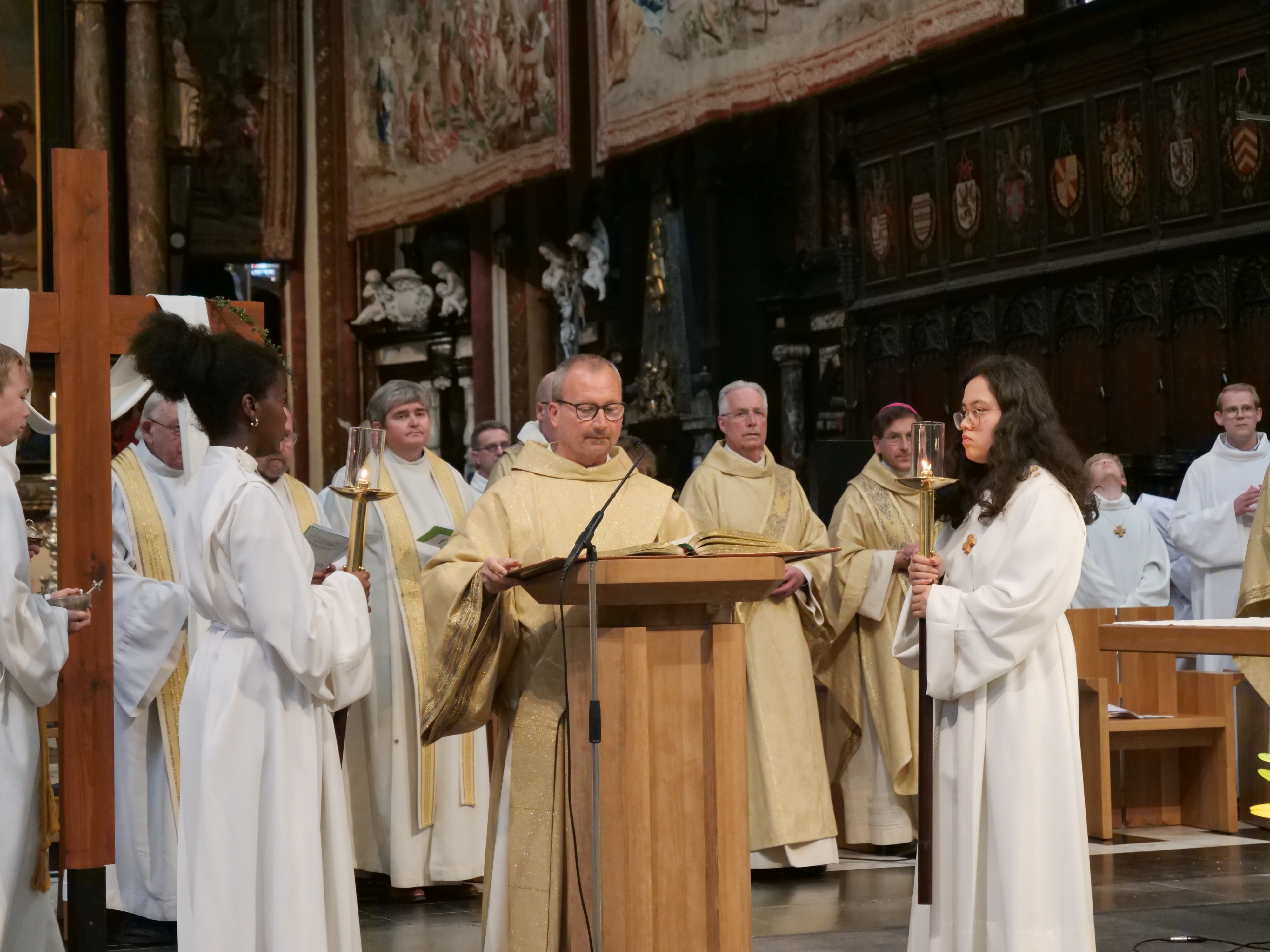 Diaken Steven Knockaert leest het evangelie