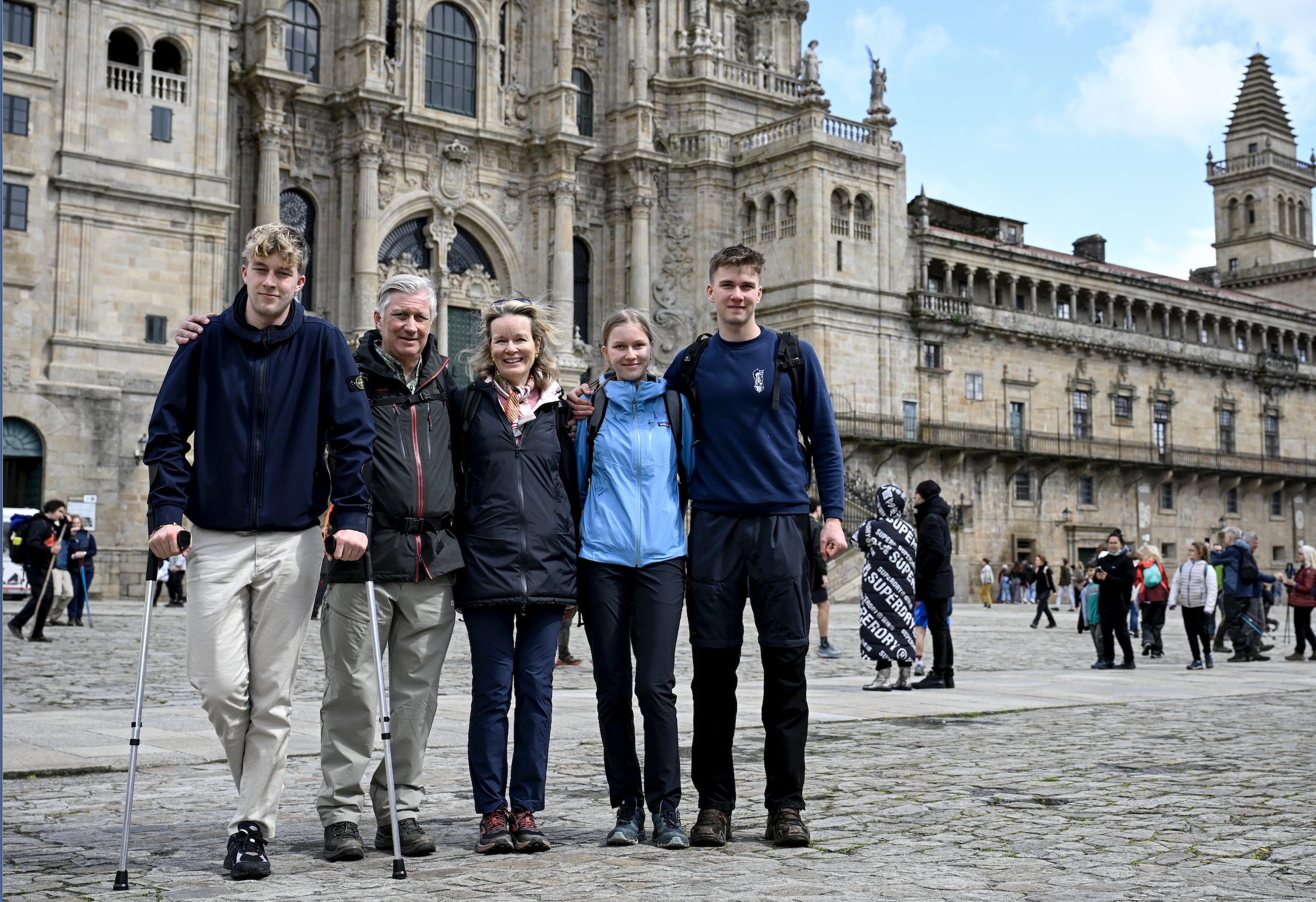Prins Emmanuel, koning Filip, koningin Mathilde, prinses Eleonore en prins Gabriel hebben hun bedevaart hiermee voltooid. Prins Emmanuel, koning Filip, koningin Mathilde, prinses Eleonore en prins Gabriel hebben hun bedevaart hiermee voltooid.