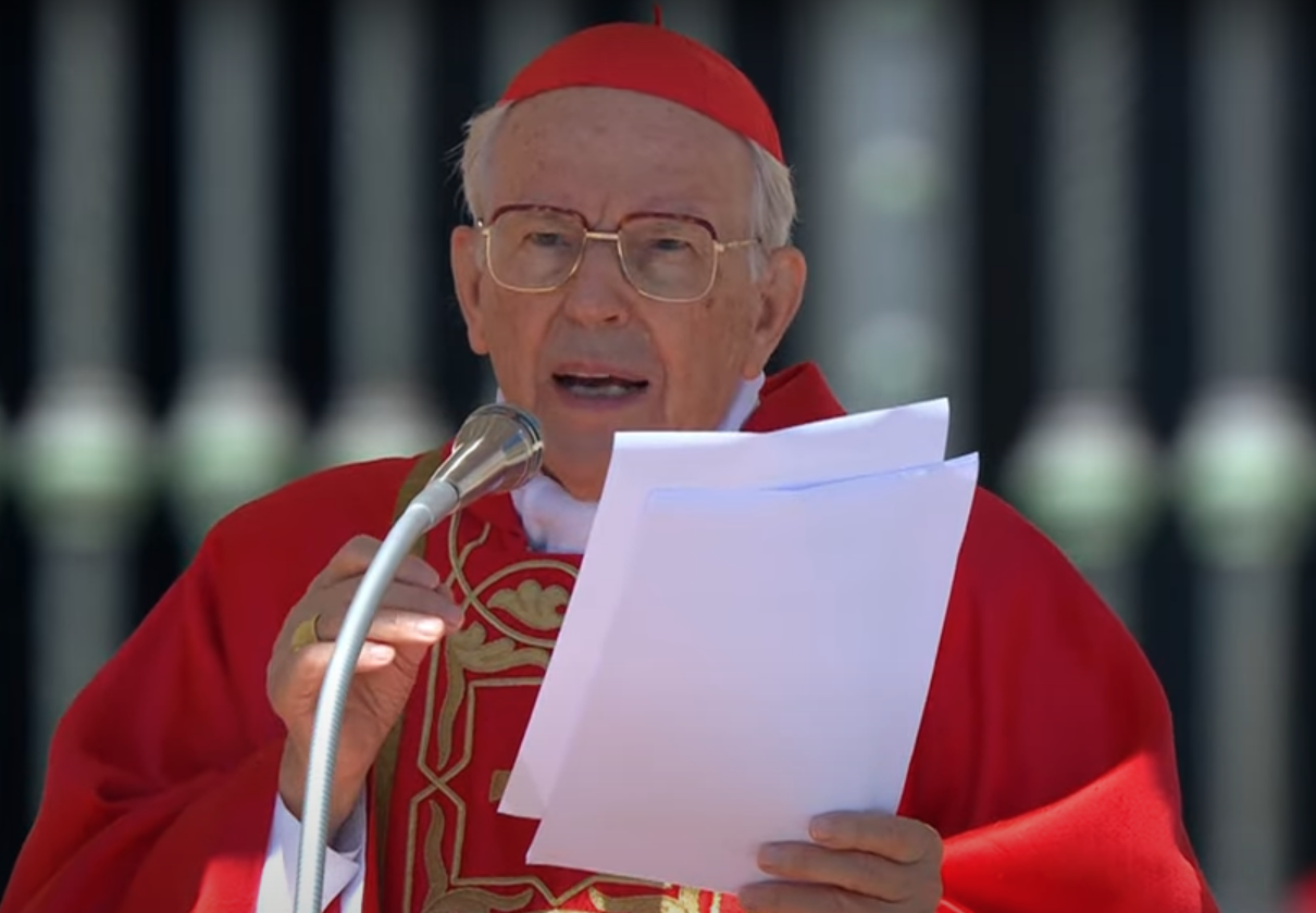De uitvaart werd geleid door kardinaal Giovanni Battista Re, die in zijn homilie de paus hulde bracht. De uitvaart werd geleid door kardinaal Giovanni Battista Re, die in zijn homilie de paus hulde bracht.