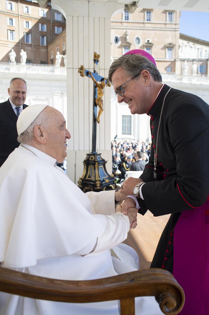 Aartsbisschop Jorge García Cuerva met wijlen paus Franciscus in 2023