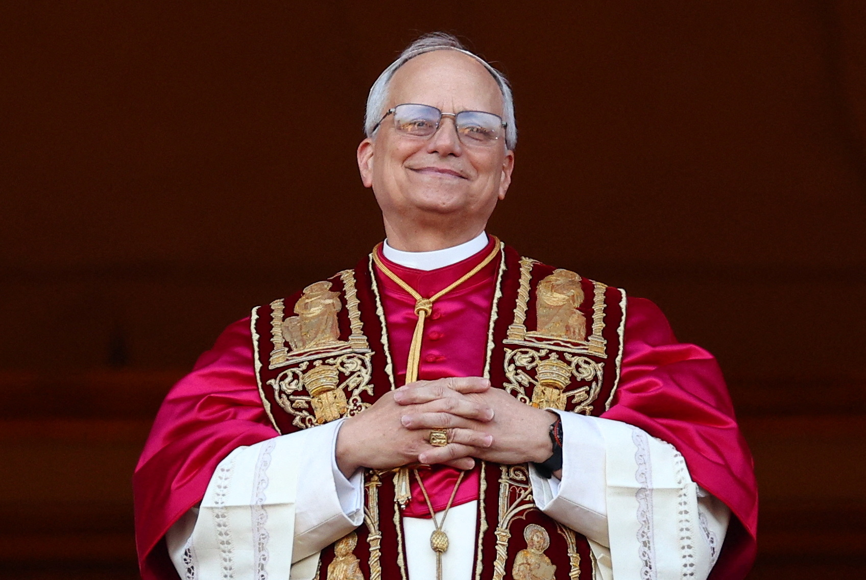Paus Leo XIV enkele minuten na zijn voorstelling als nieuwe paus. Paus Leo XIV enkele minuten na zijn voorstelling als nieuwe paus.
