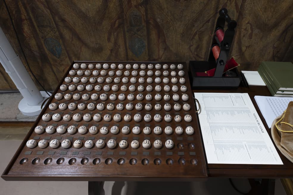 Genummerde houten balletjes worden gebruikt om de scrutatores (tellers), infirmarii en recognitores (controleurs) te selecteren voor de stemming Genummerde houten balletjes worden gebruikt om de scrutatores (tellers), infirmarii en recognitores (controleurs) te selecteren voor de stemming