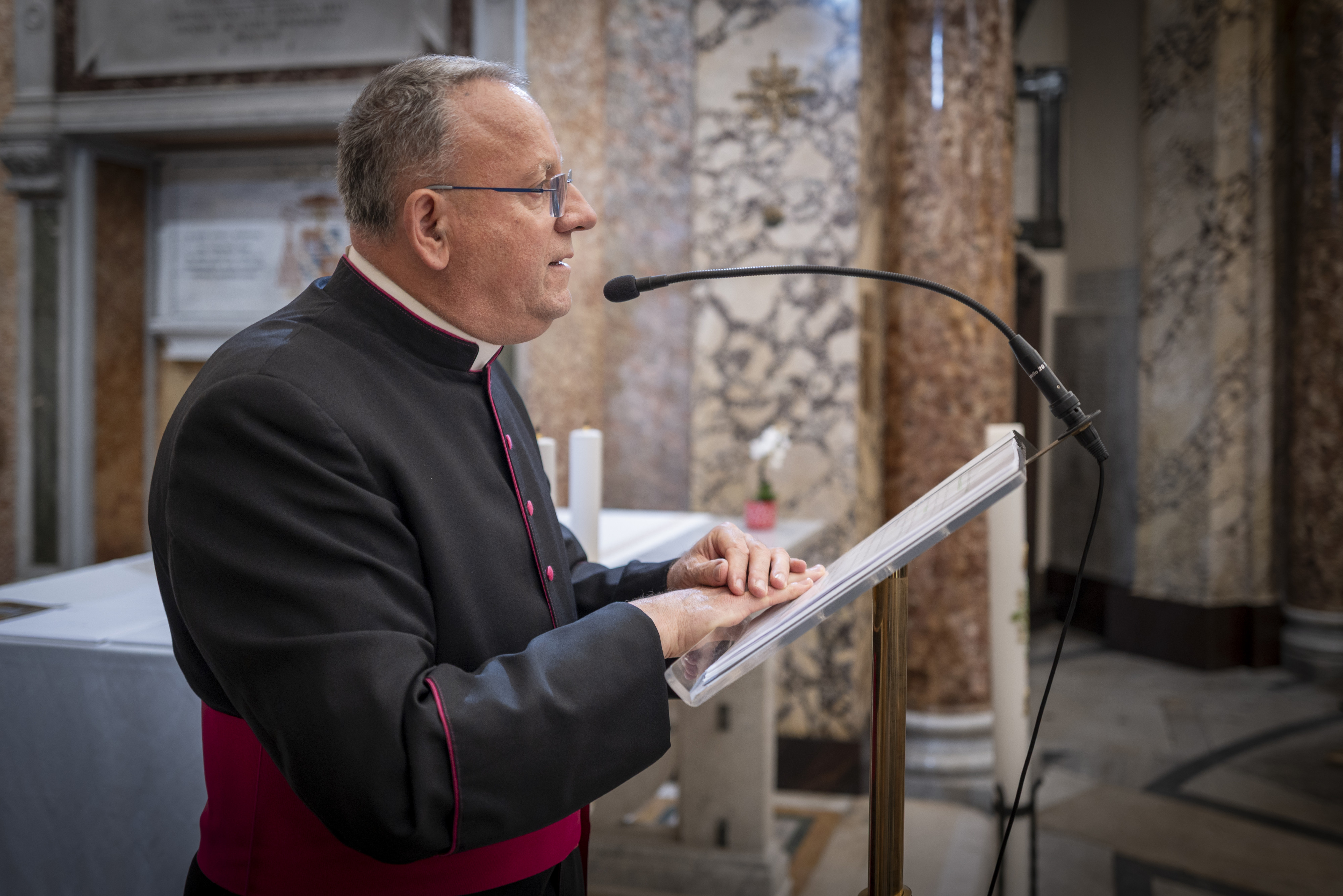 Gabriël Quicke, rector van de kerk Sint-Juliaan der Vlamingen, houdt een toespraak.